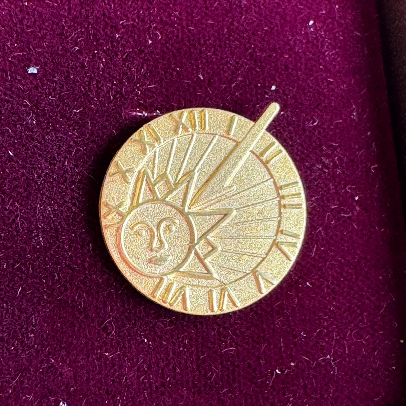 Vtg Kytril Granisetron Award Gold Tone Sundial Roman Numerals Sun Face Lapel Pin