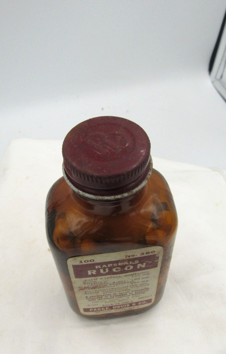 BW – 1950’s Parke, Davis & CO Kapseal Rucon Detroit Mich 4 1/2 ” Medicine bottle
