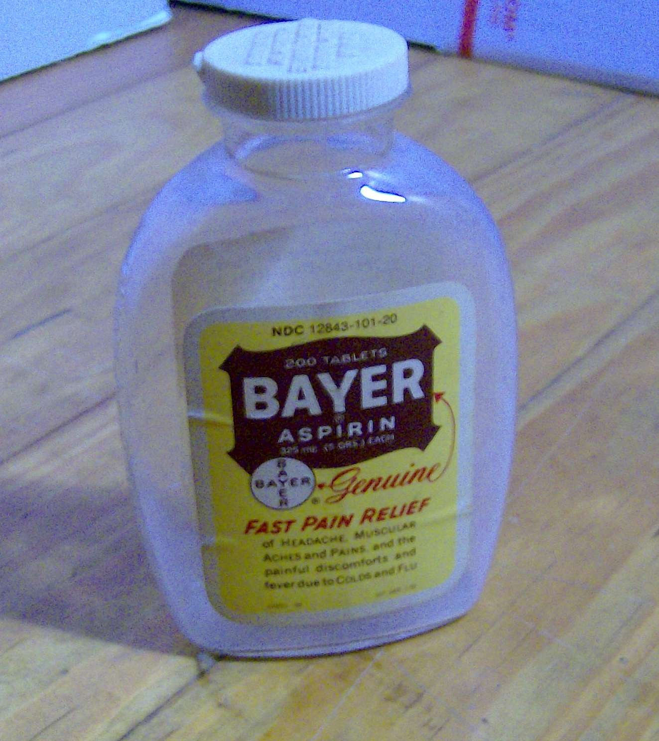 vintage 1970s BAYER pain relief Aspirin pill bottle medical pharmaceutical meds
