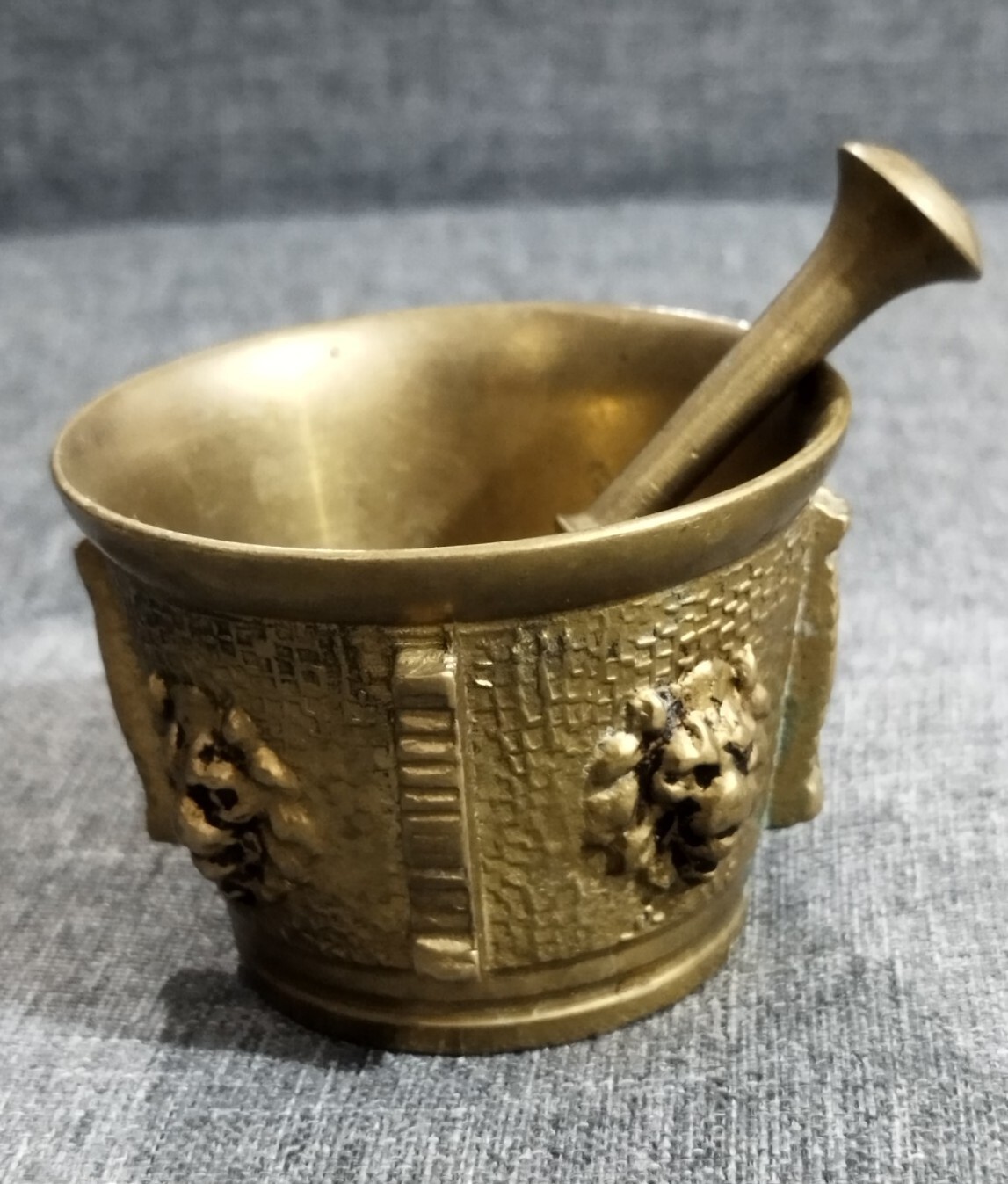 MALL BRONZE BRASS MORTAR AND PESTLE / Lion head figure