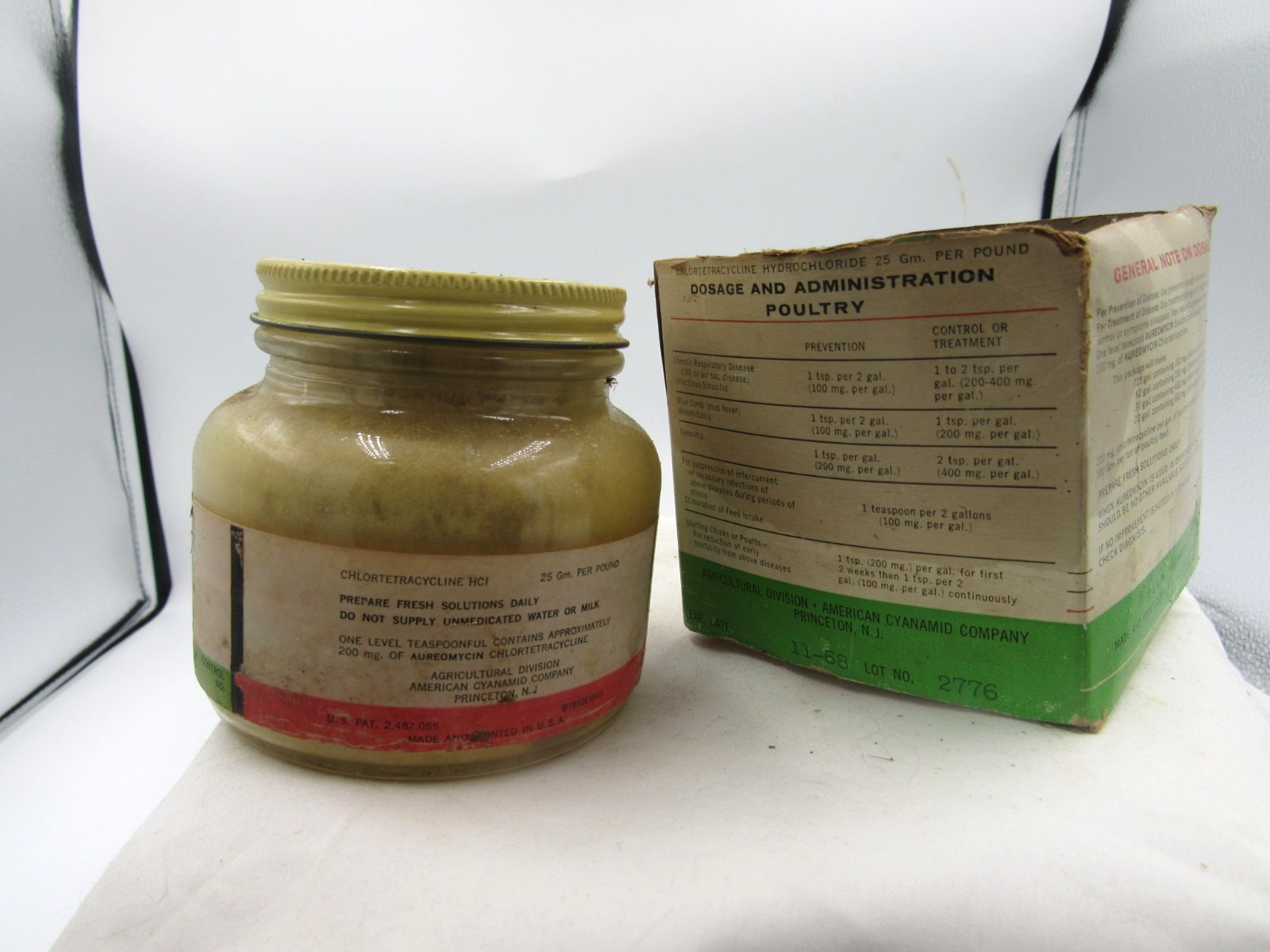 1940’s Aureomycin Veterinary Farm Powder Princeton NJ 3″ Clear Medicine jar