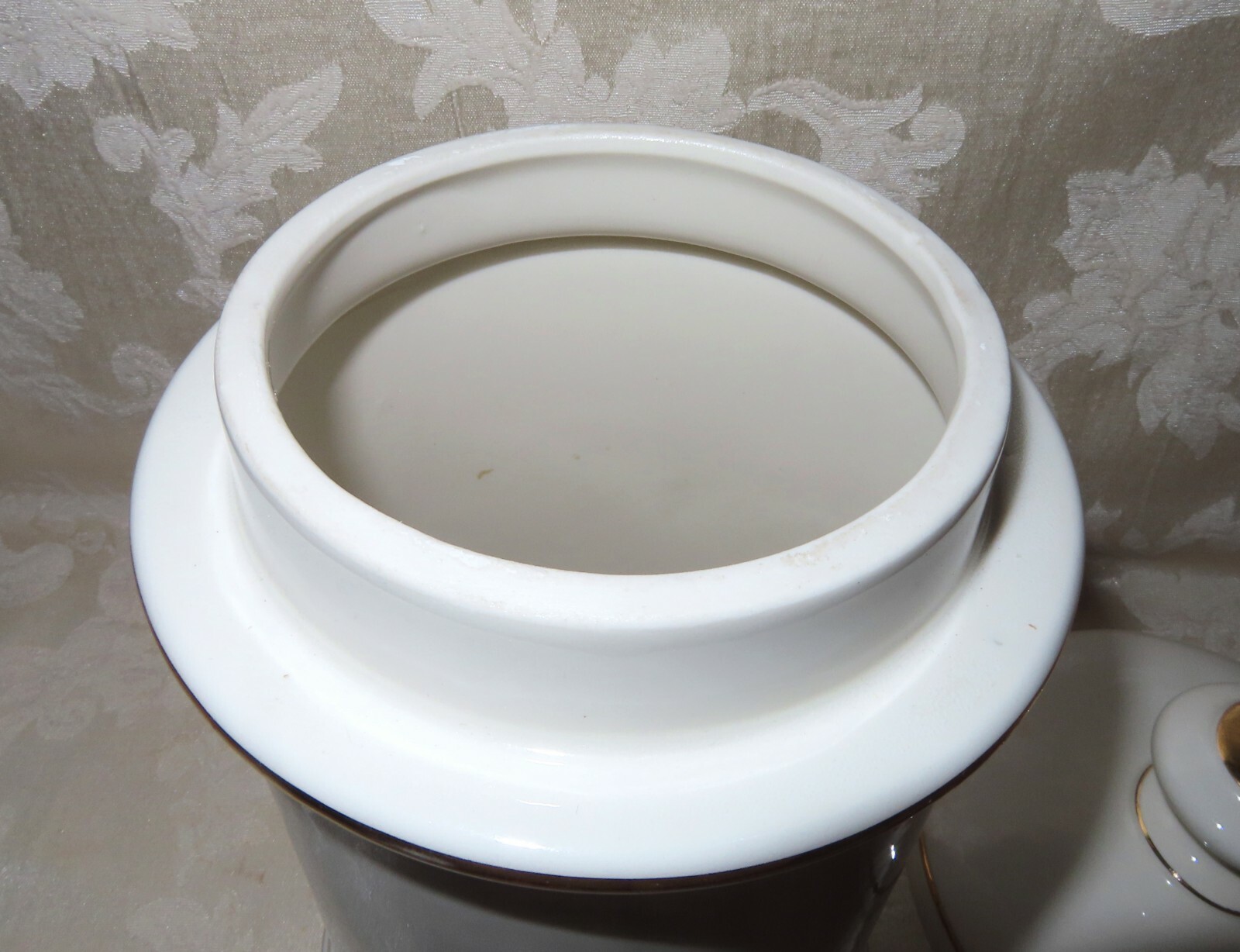 Apothecary Jar “Oleatum Veratrinae” Mid 1900’s Fine Porcelain 11.5 ” Height