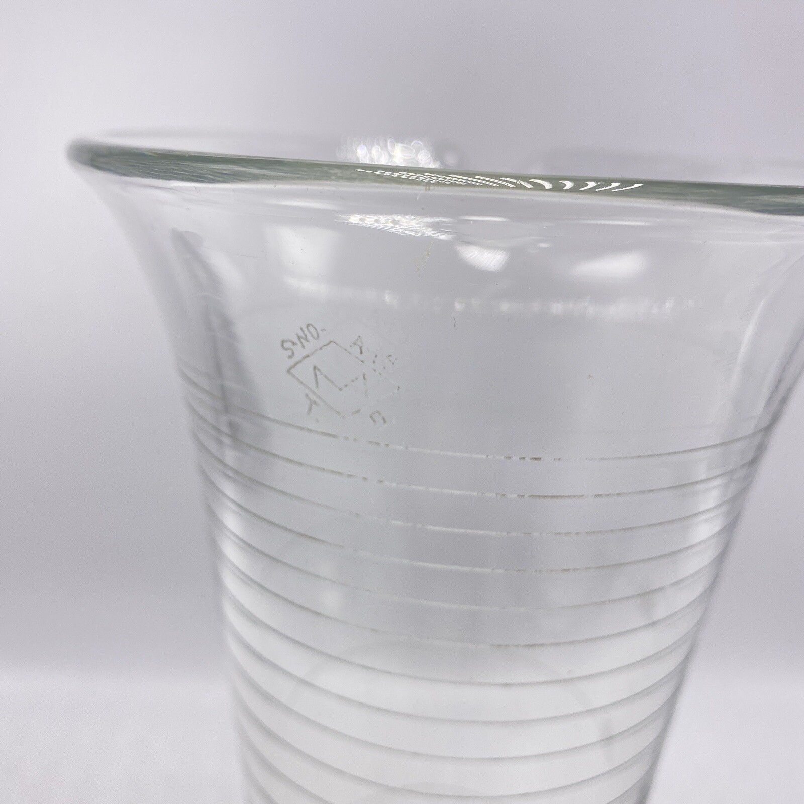Barware Chemist Apothecary Fluted Glass Beaker Graduated 500cc 16 oz.Pour Spout
