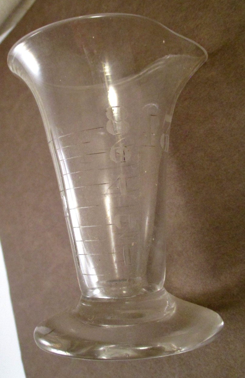 ANTIQUE Vtg ETCHED GLASS APOTHECARY FOOTED MEASURING BEAKER POUR SPOUT 3-5/8″