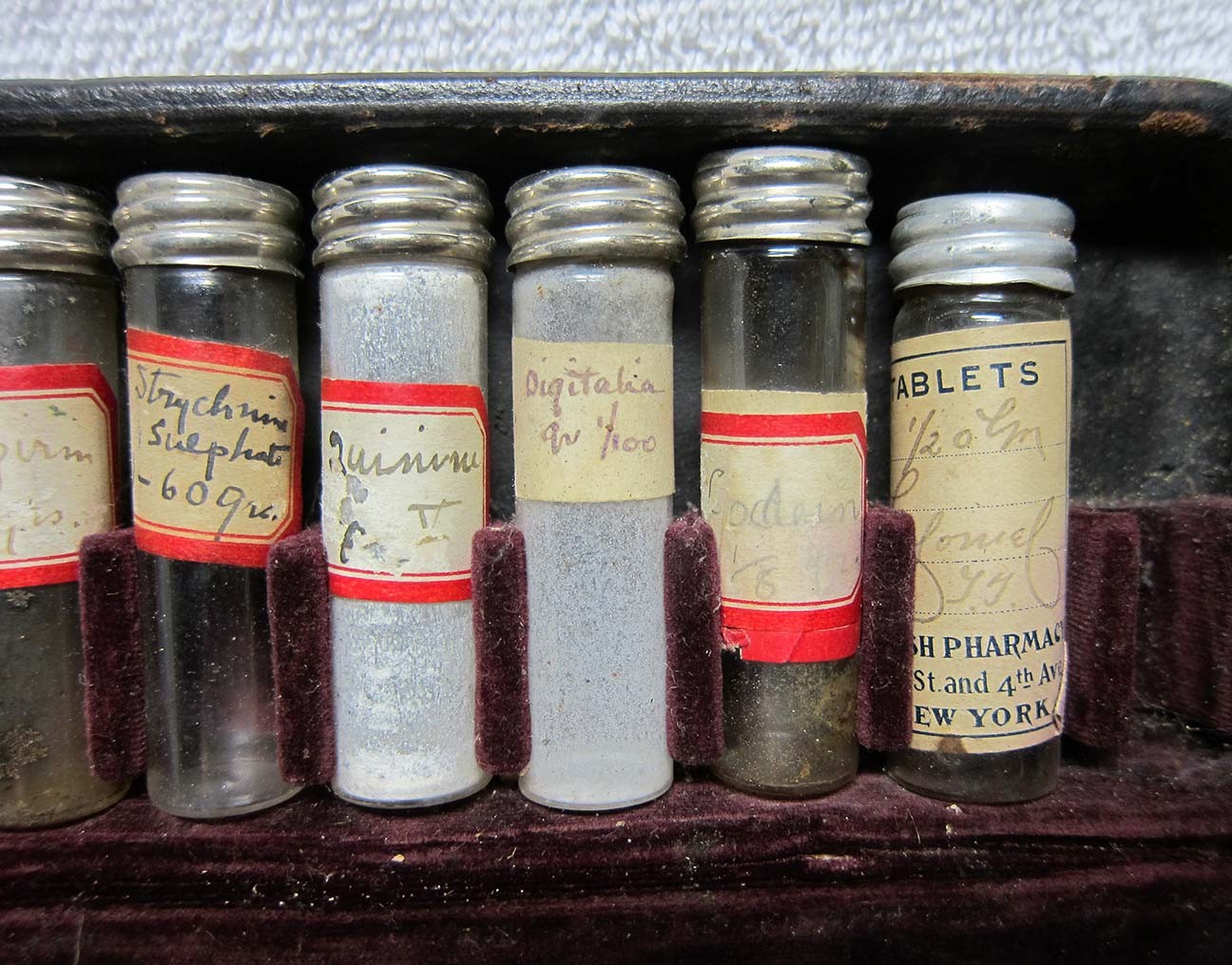 Antique 1900’s Doctor’s “House-Call” Medicine,Pharmacutical Vials Kit.Apothocary