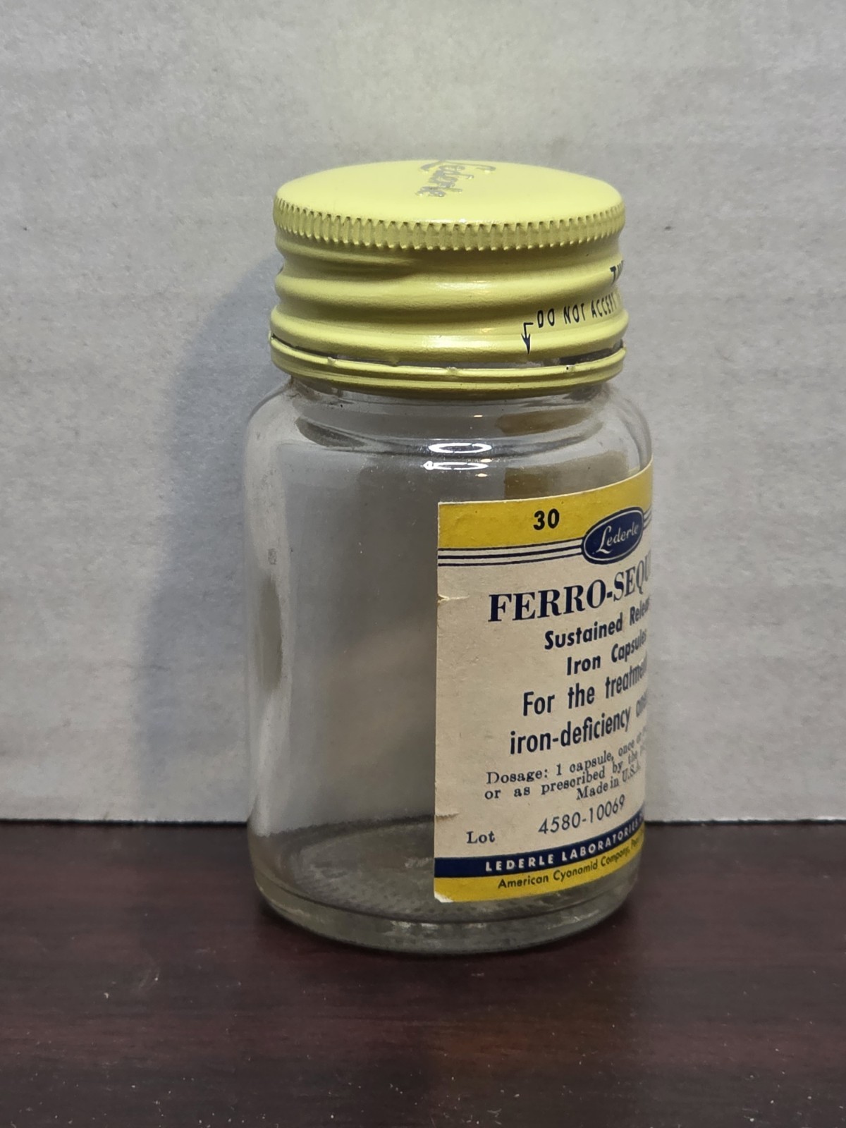 Vintage Lederle FERRO-SEQUELS Iron Capsules Glass Bottle Pearl River NY 1960s