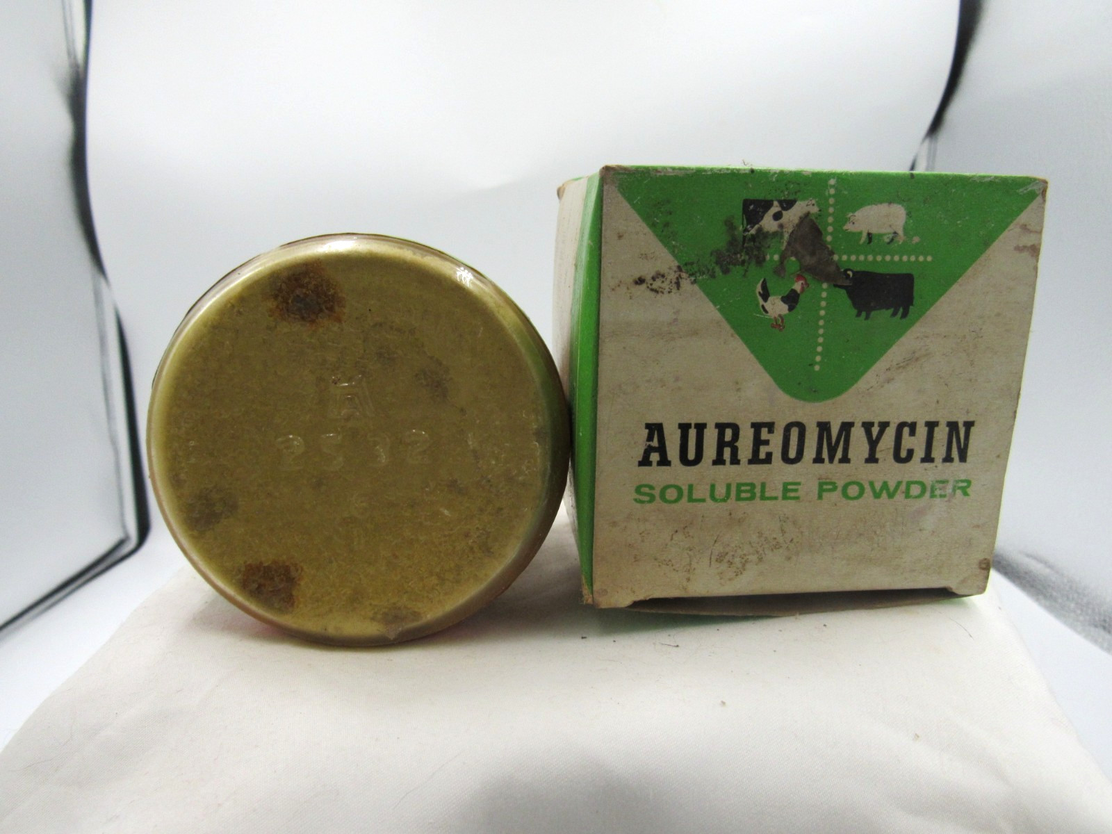 1940’s Aureomycin Veterinary Farm Powder Princeton NJ 3″ Clear Medicine jar