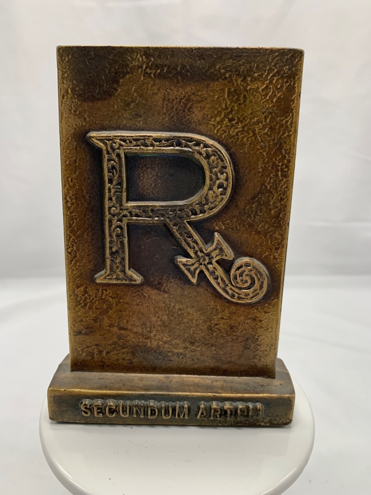 Brass Secundum Artem 1976 Plaque Paperweight With Decorative “R” Design