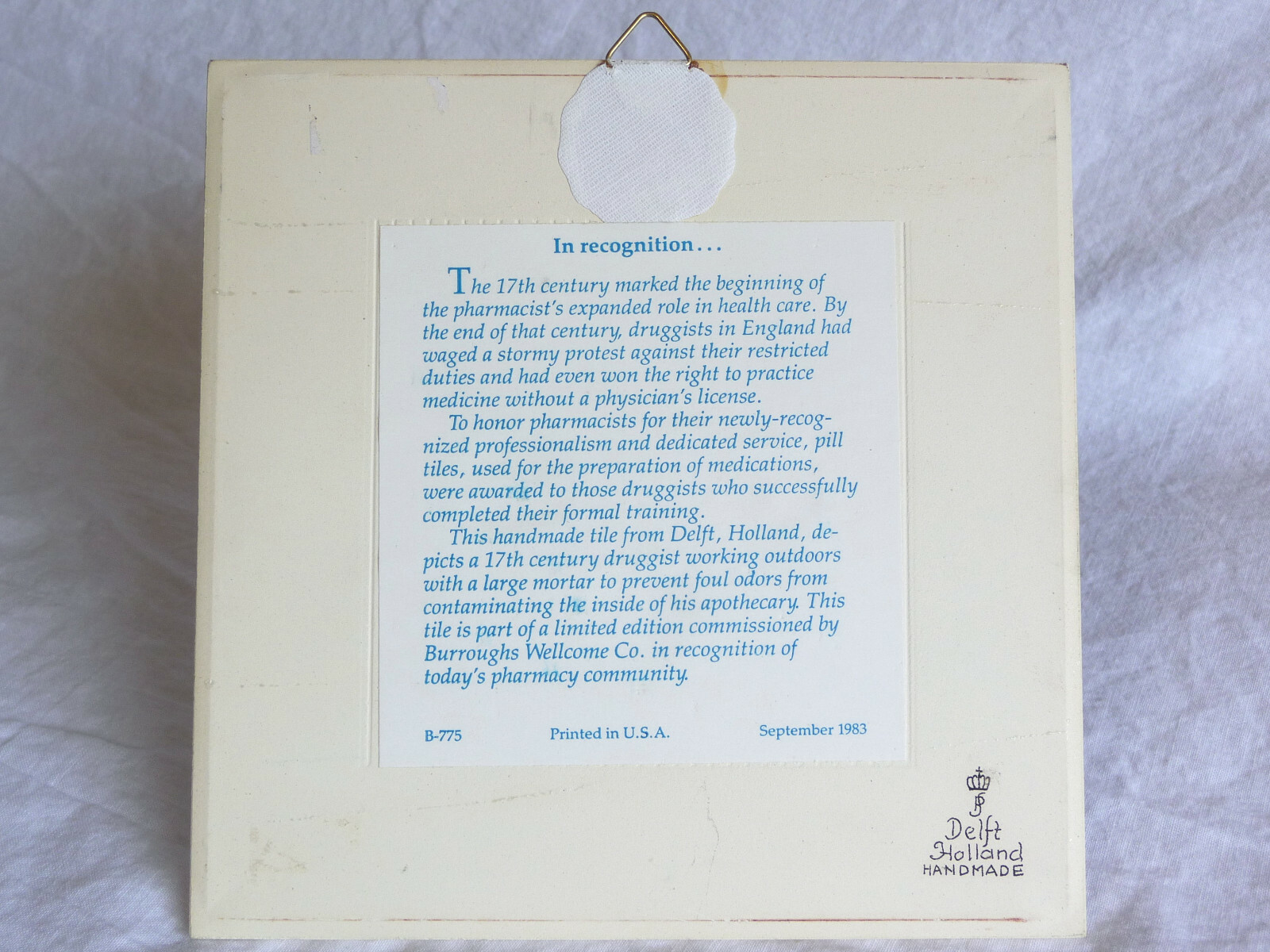 1983 BURROUGHS WELLCOME Pill Tile DRUGGIST WORKING OUTDOORS Delft Holland B-775
