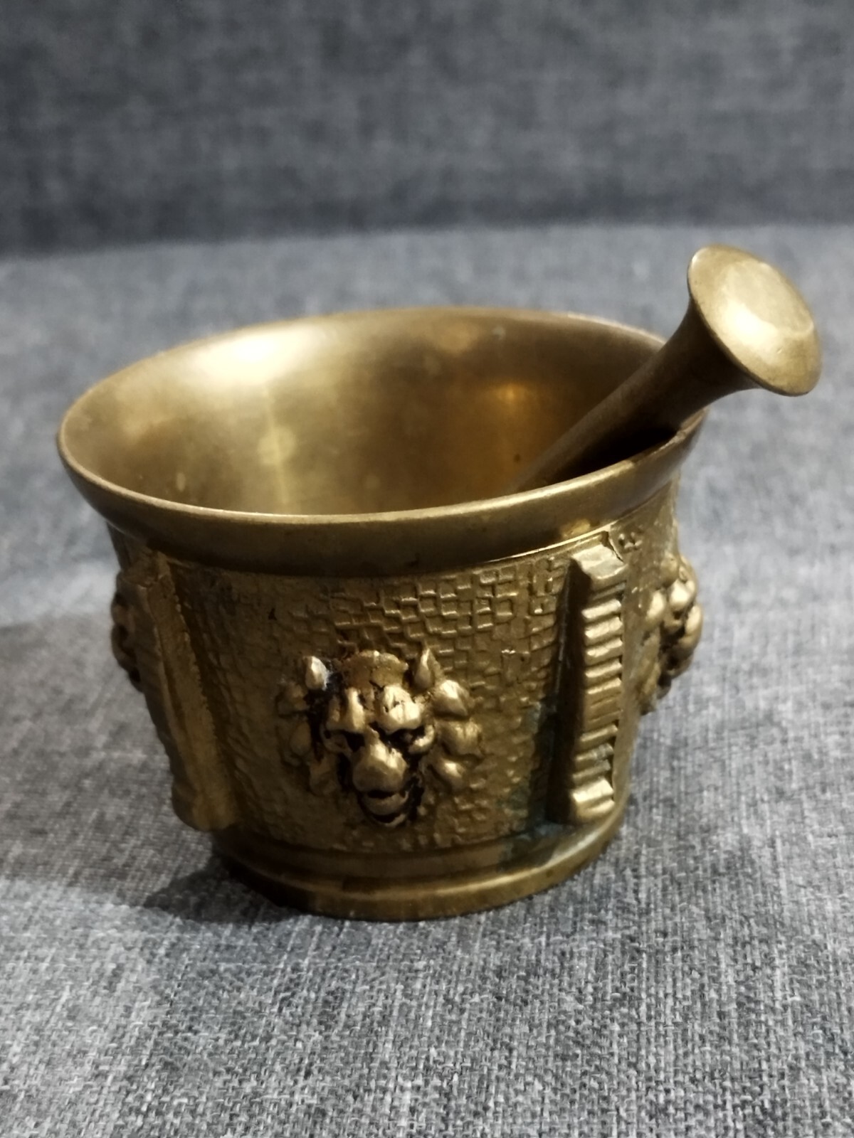 MALL BRONZE BRASS MORTAR AND PESTLE / Lion head figure