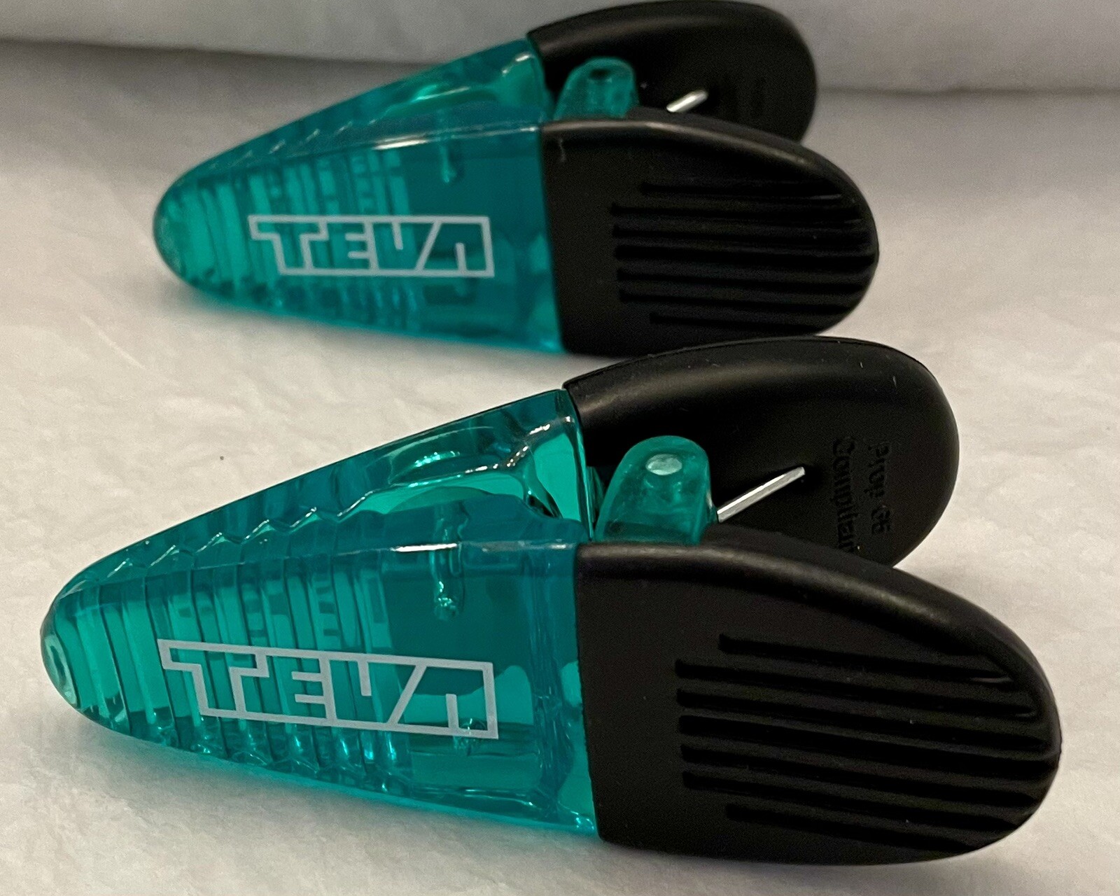 VTG LOT OF 2 TEVA GREEN CLIP MAGNETS MEDICAL PHARMA LOGO ADVERTISING NEW NOS