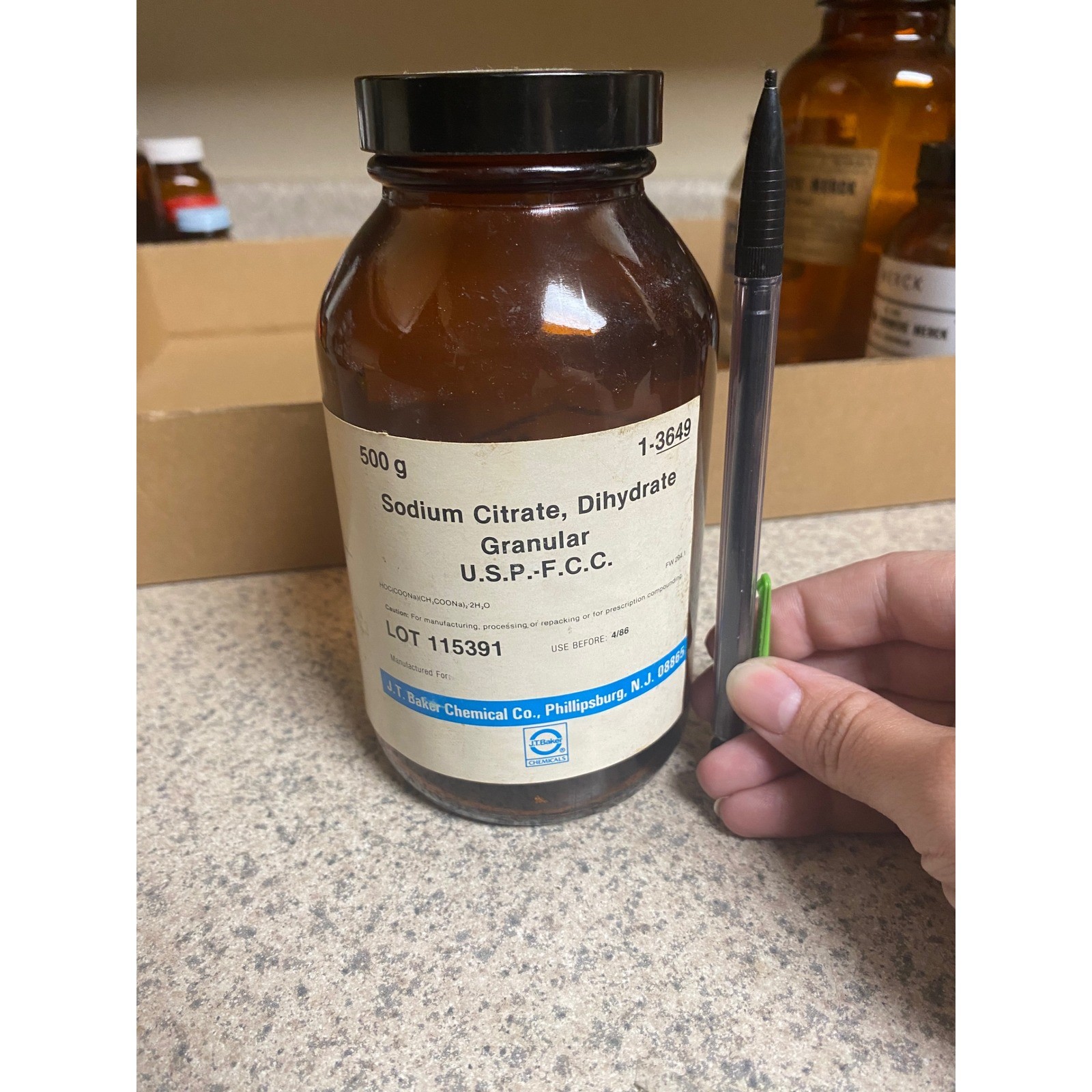 1960s Sodium Citrate Amber Glass Lab Medicine Bottle 500g JT Baker Jar