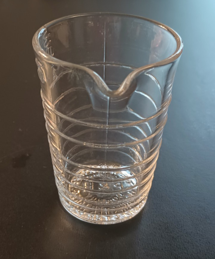 VTG 3 OZ. GLASS MEASURING BEAKER ~ 3″ High, P & H Company, Worcester, MA