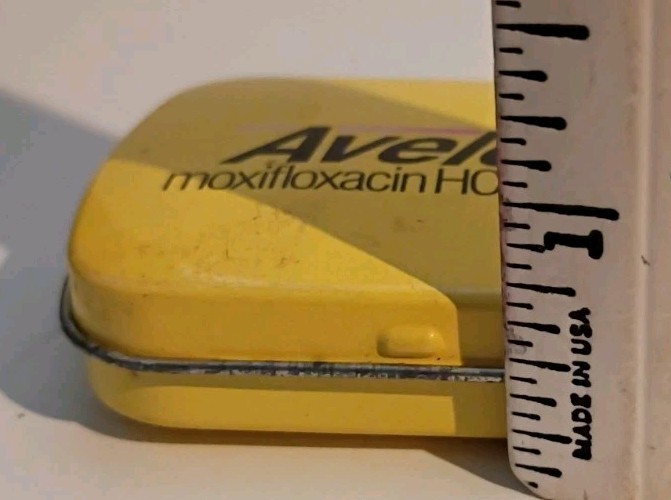 Vintage Avelox Yellow Advertiseing Hinged Tin Metal Mint Box 2.5″ x 2″ x .75″