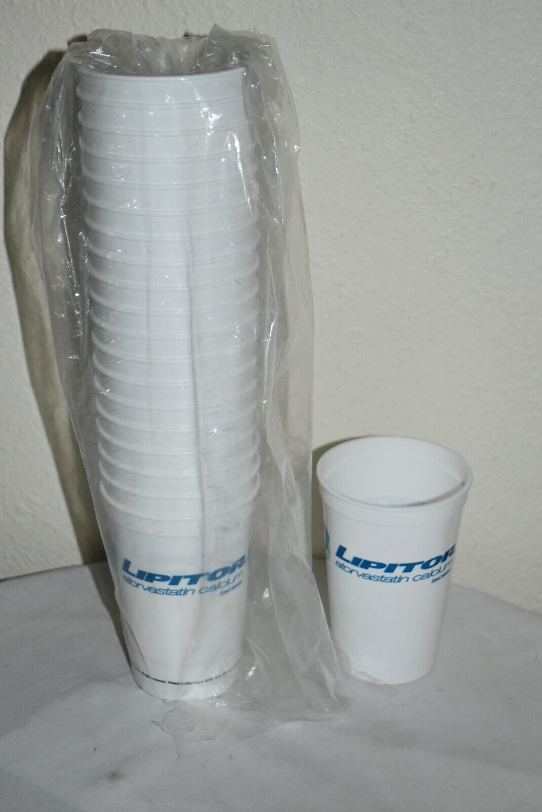 20 reusable LIPITOR 16 oz plastic glasses 2006 Pfizer Pharma Gift New old stock