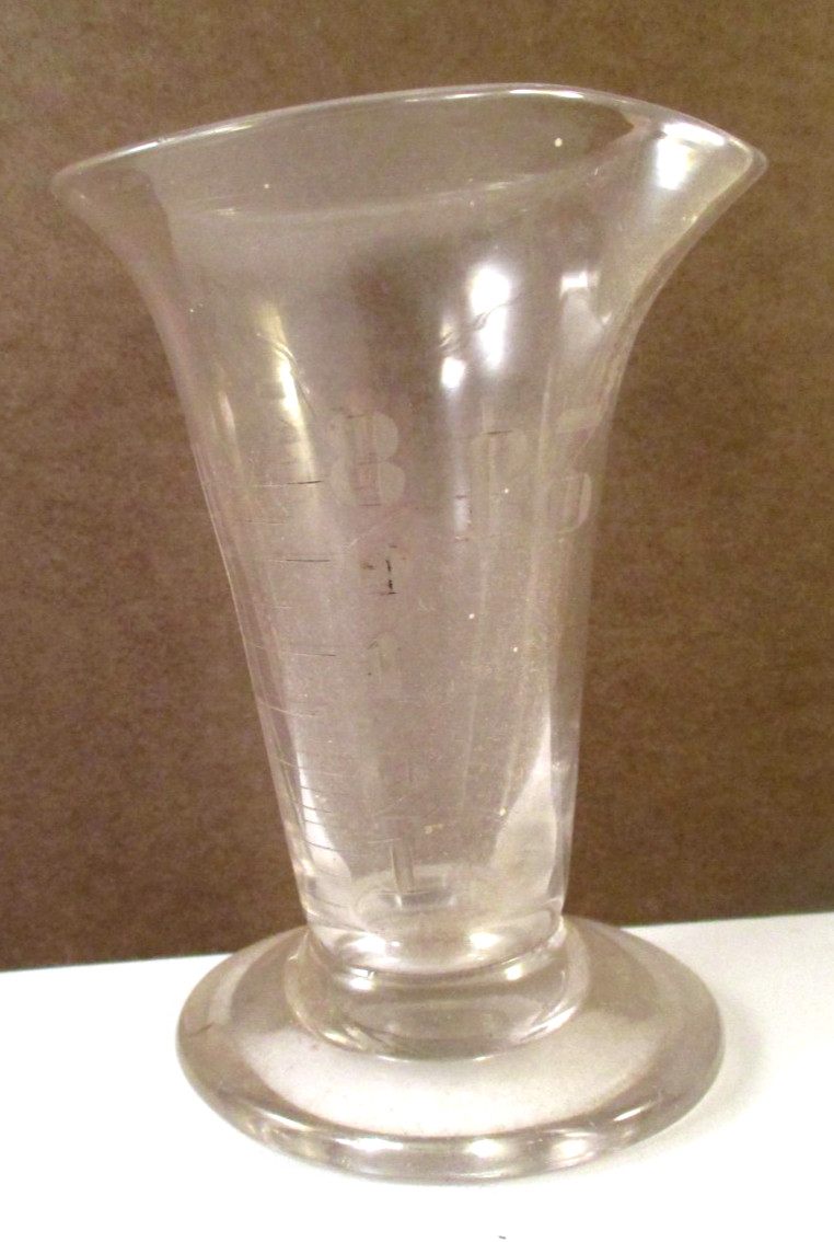 ANTIQUE Vtg ETCHED GLASS APOTHECARY FOOTED MEASURING BEAKER POUR SPOUT 3-5/8″