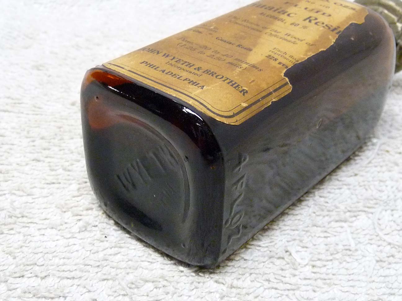 Antique Early 1900’s John Wyeth & Brother GUAIAC Resin Fluid Bottle w/ Lead Seal