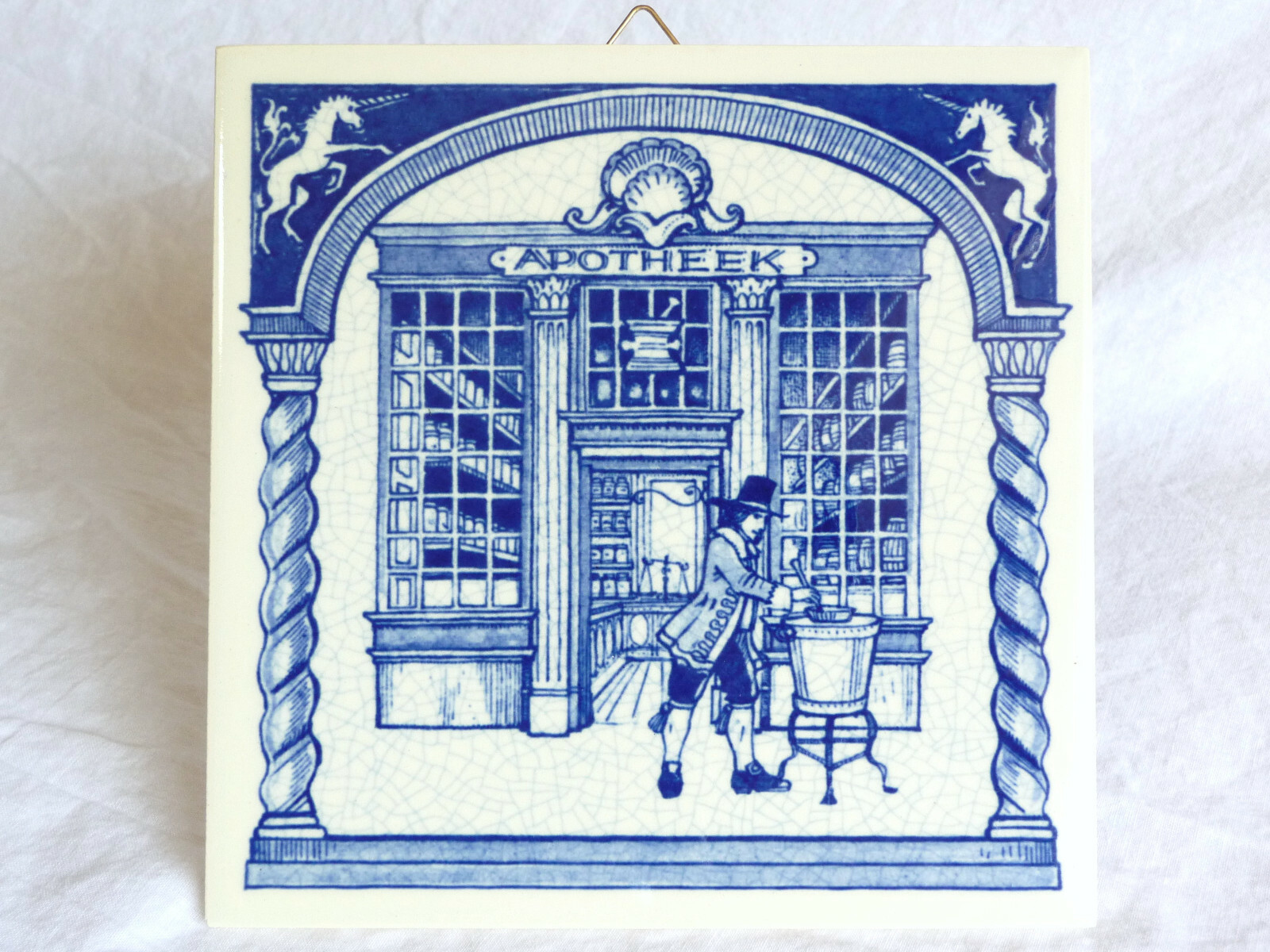 1983 BURROUGHS WELLCOME Pill Tile DRUGGIST WORKING OUTDOORS Delft Holland B-775