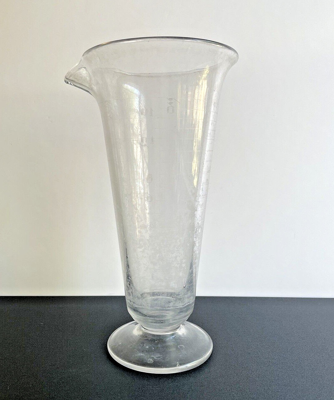 Vintage TD Glass 16 oz Graduated Apothecary Measuring Beaker Spouted Pouring