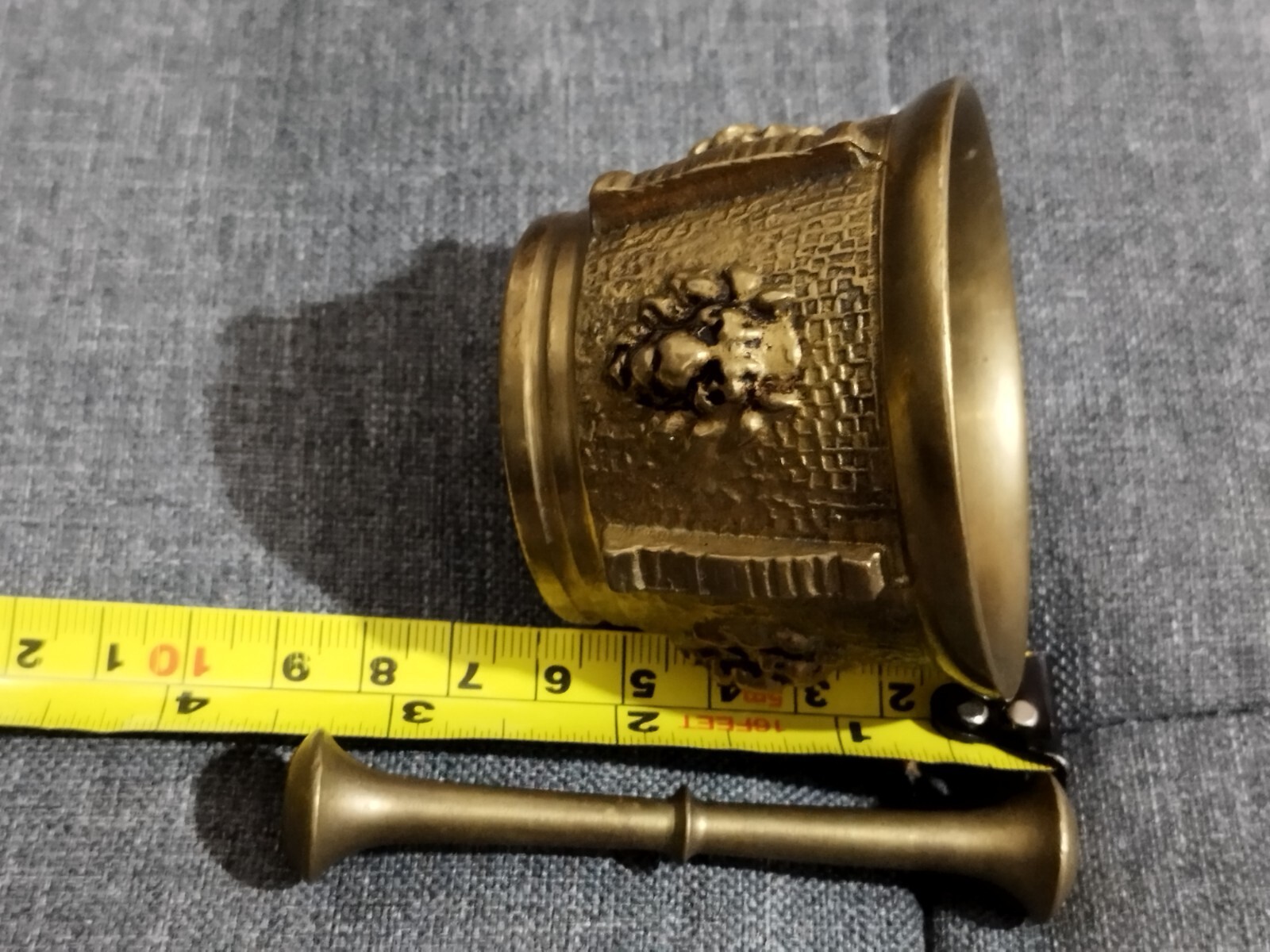 MALL BRONZE BRASS MORTAR AND PESTLE / Lion head figure