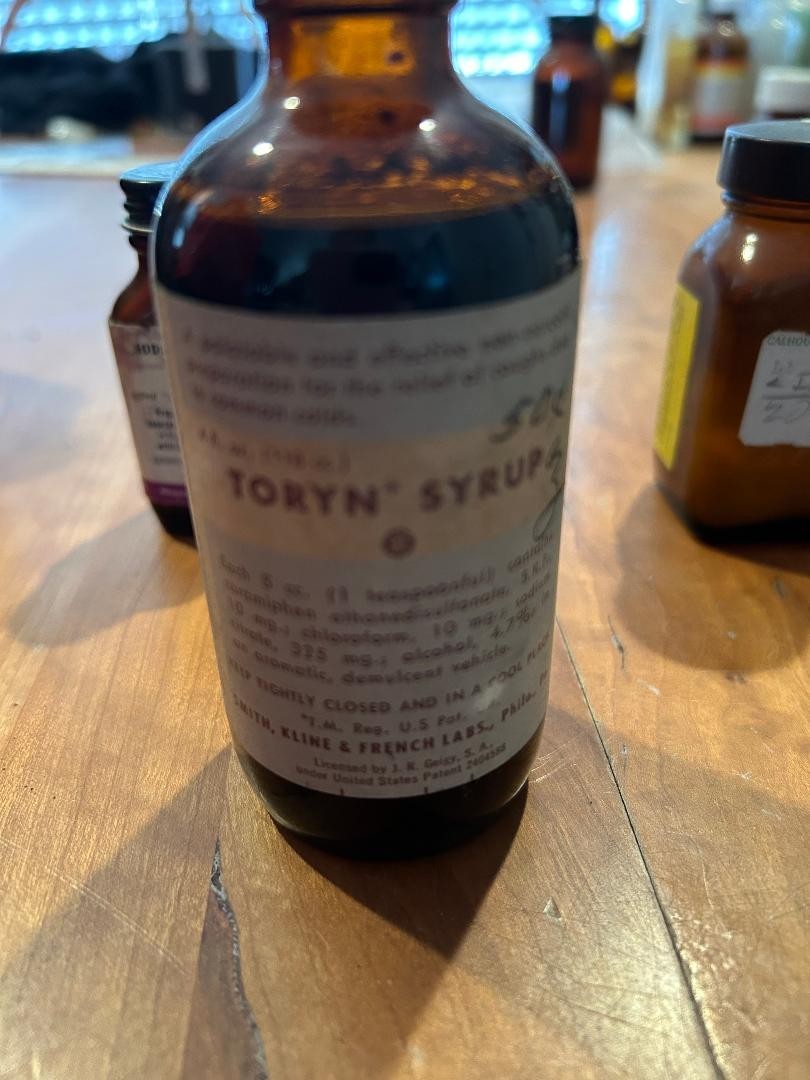 4 glass medicine bottles, Thyroid, Iodin ration, Pyridium Tri-Sulfa, Toryn Syrup