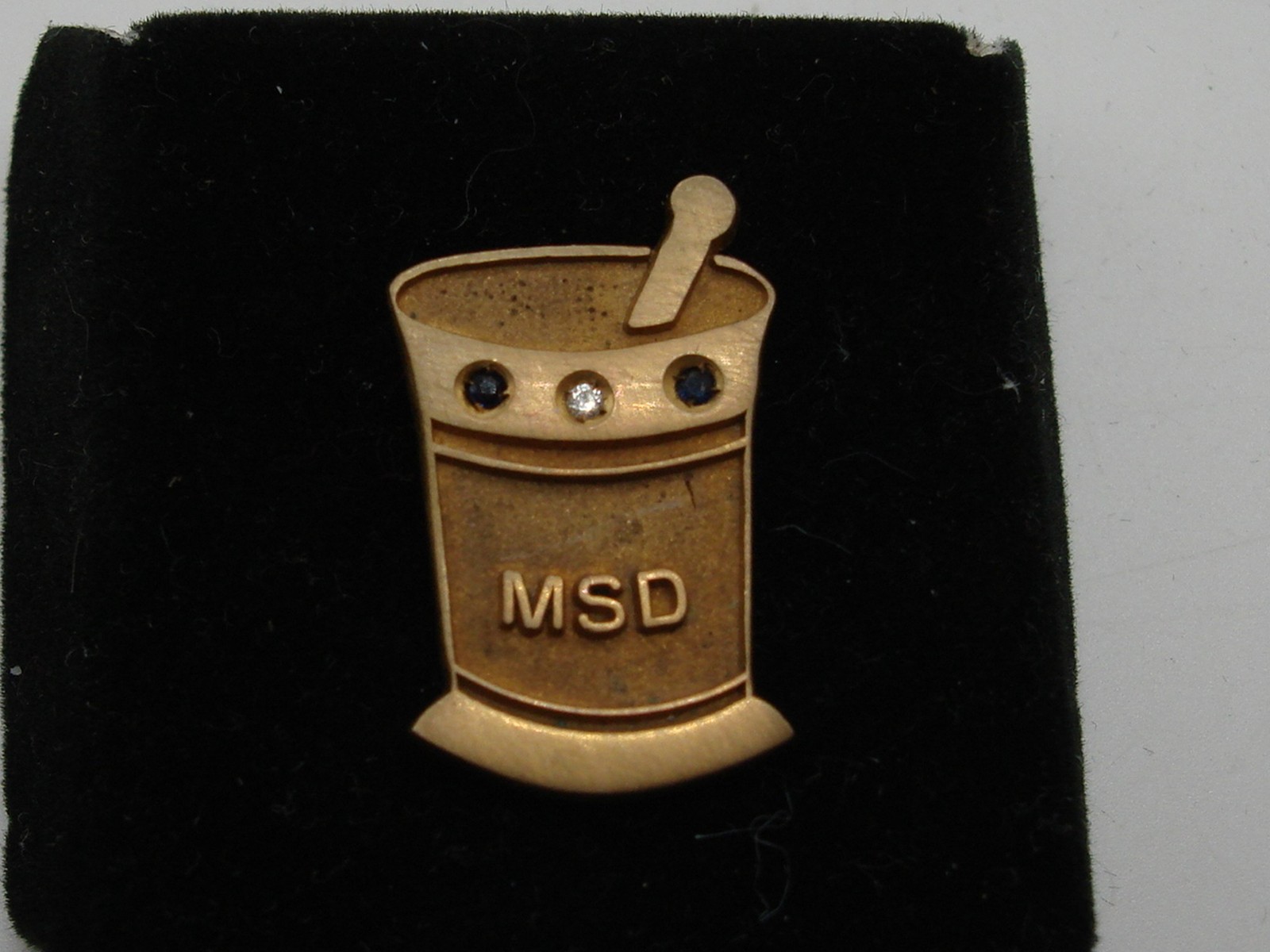 VINTAGE MERCK, SHARP & DOHME MORTAR & PESTLE PHARMACEUTICAL AWARD TIE TAC!