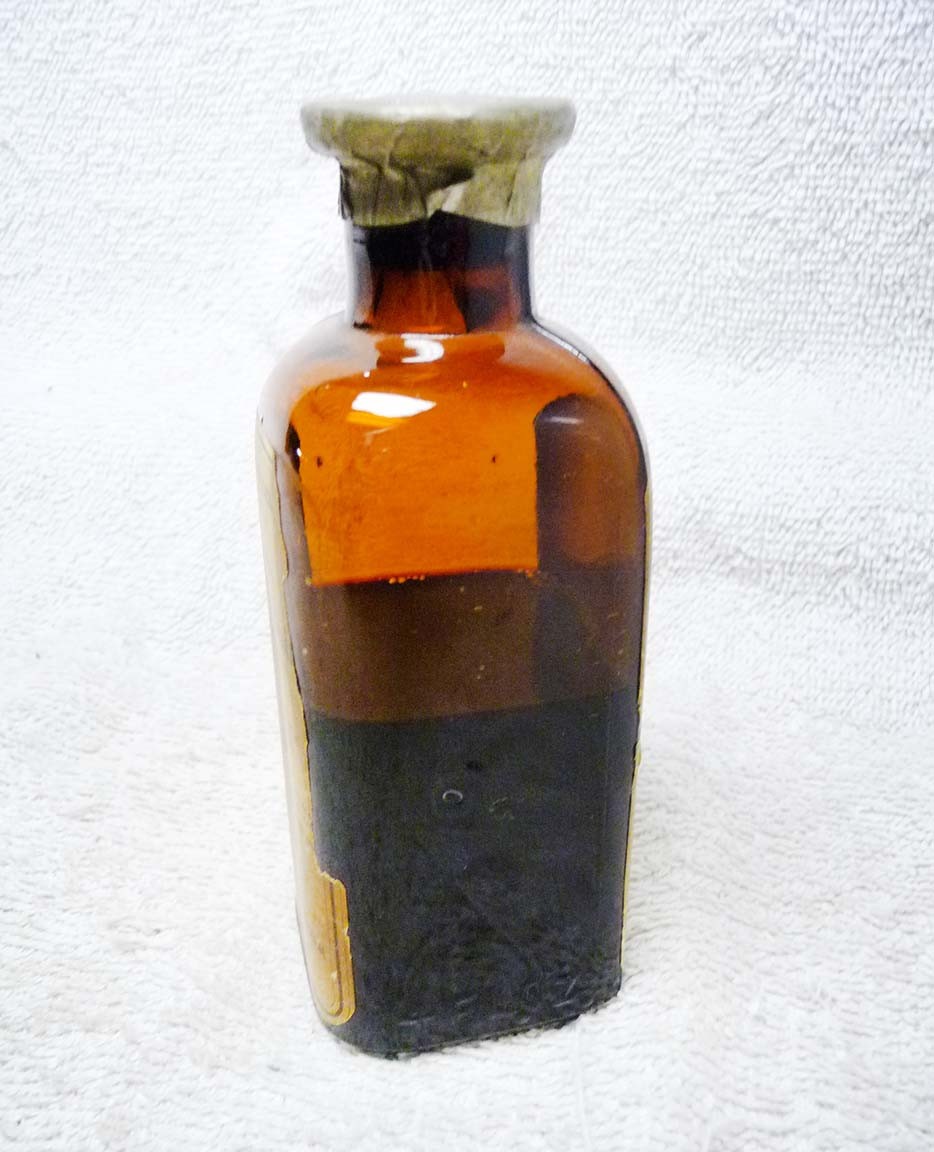 Antique Early 1900’s John Wyeth & Brother GUAIAC Resin Fluid Bottle w/ Lead Seal