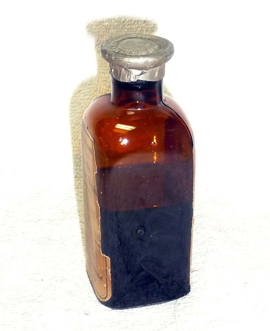 Antique Early 1900’s John Wyeth & Brother GUAIAC Resin Fluid Bottle w/ Lead Seal