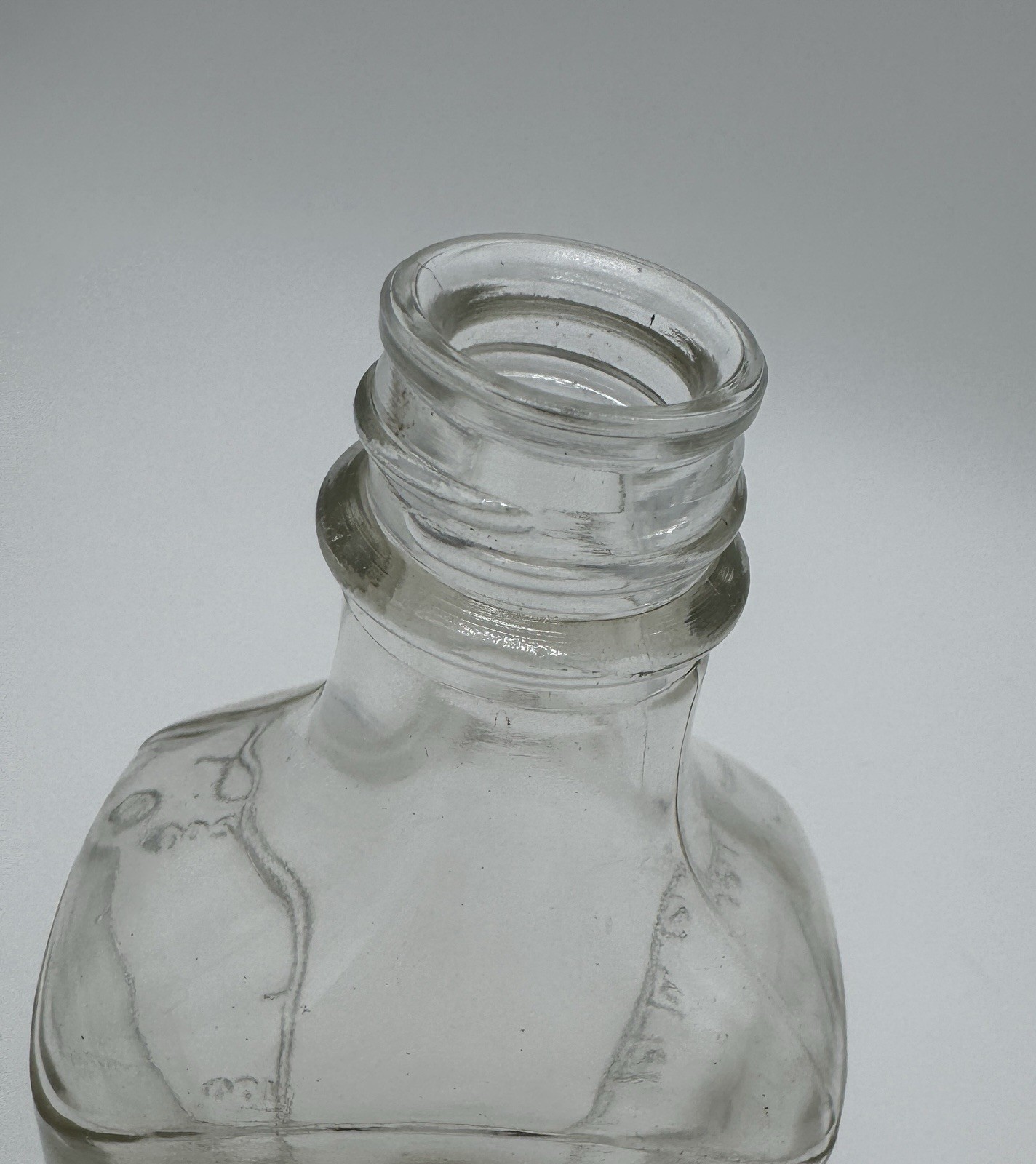 Vintage Illinois glass pharmacy 8 oz. medicine prescription Bottle with Lid