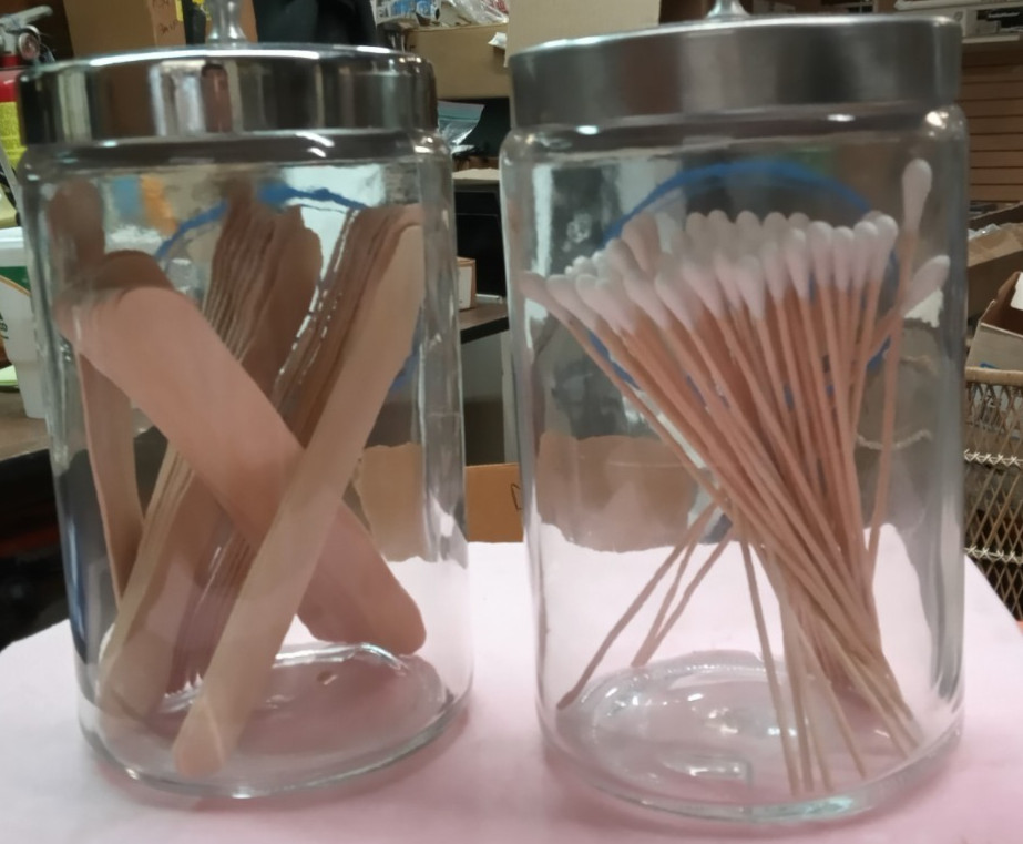 SET OF GLASS SUNDRY JARS TYPICALLY USED IN MEDICAL AND DENTAL OFFICE DECORATIONS