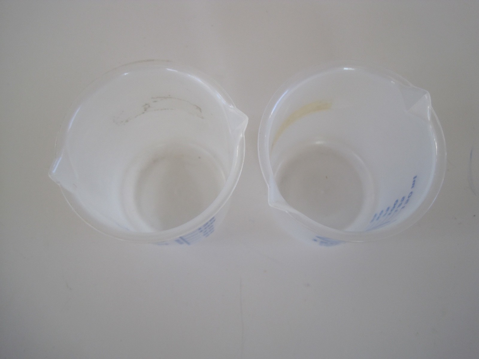 2 Plastic Liquid Beakers 150 ml Kimble