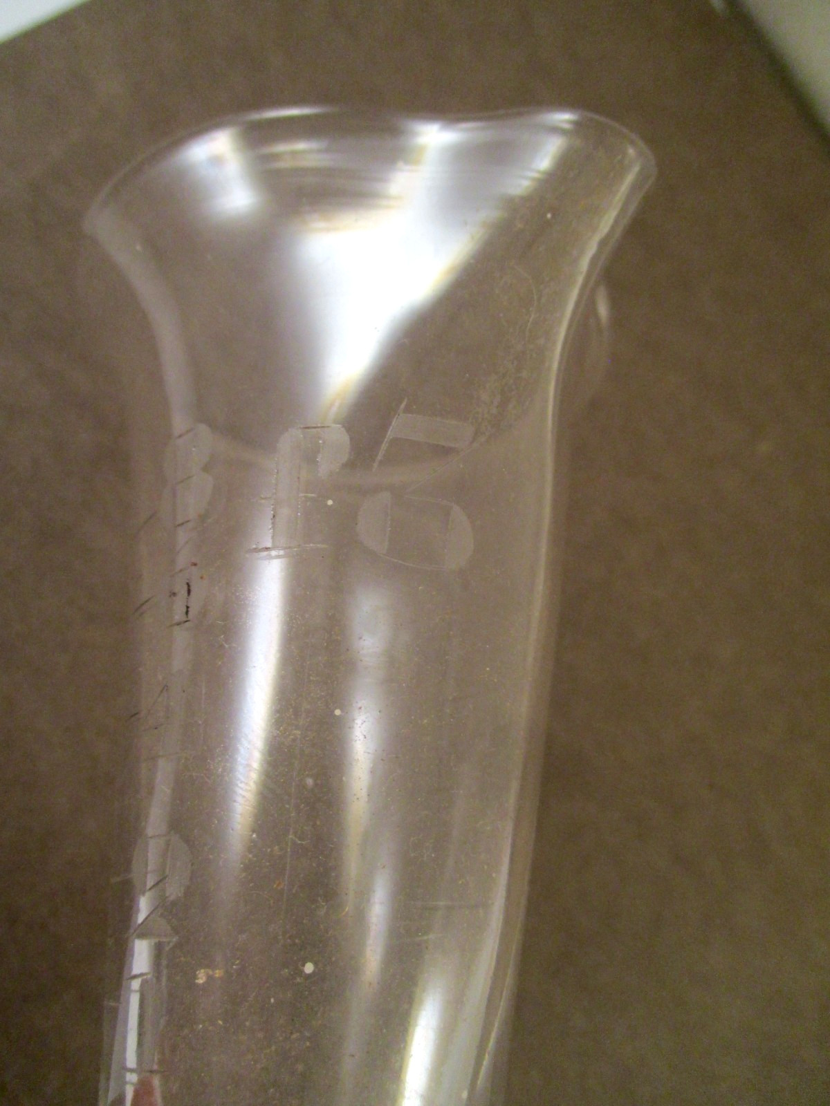 ANTIQUE Vtg ETCHED GLASS APOTHECARY FOOTED MEASURING BEAKER POUR SPOUT 3-5/8″