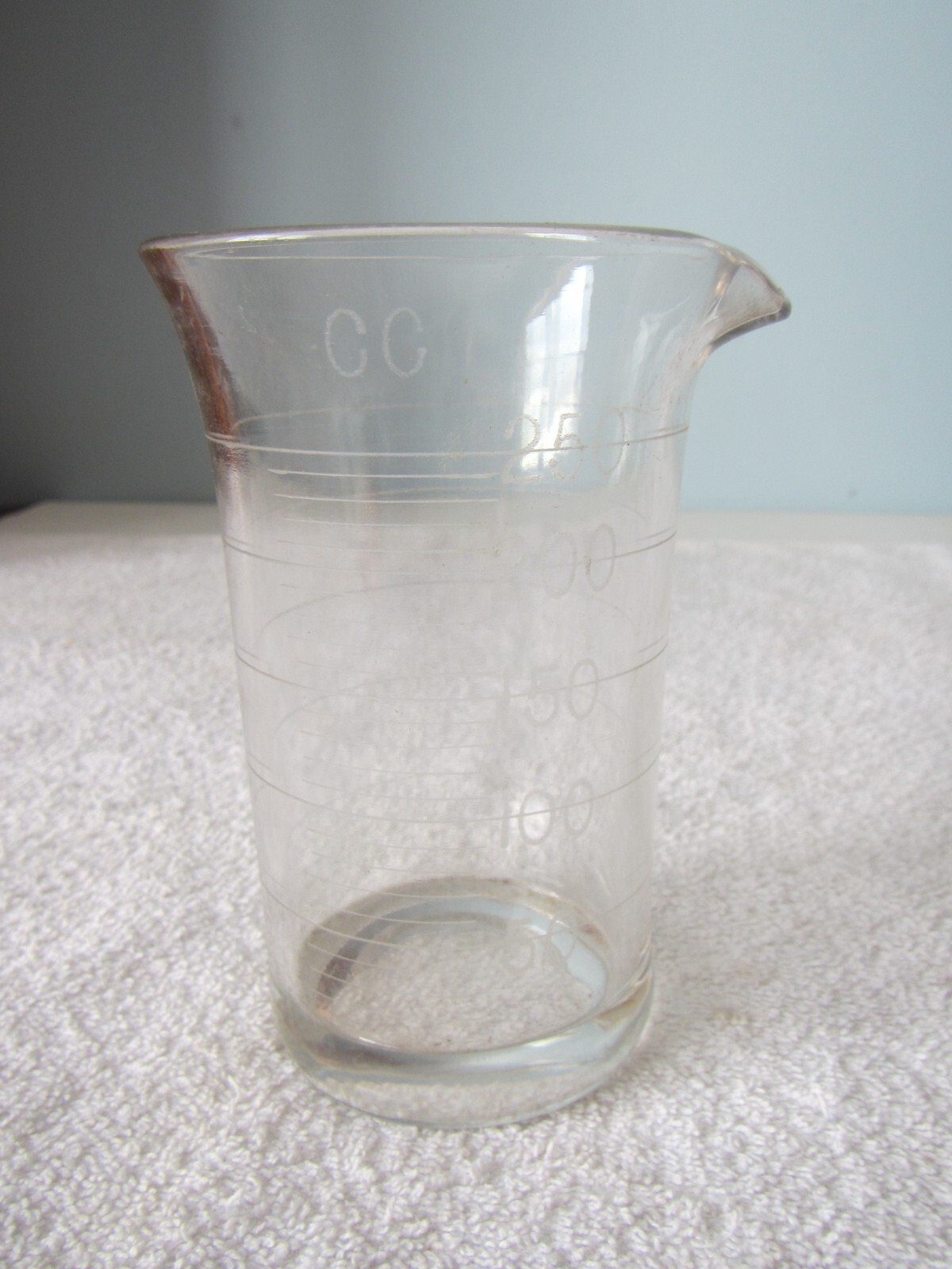 Vintage etched Glass Apothecary Measuring Cup Beaker w/ Spout 5″ 250 CC