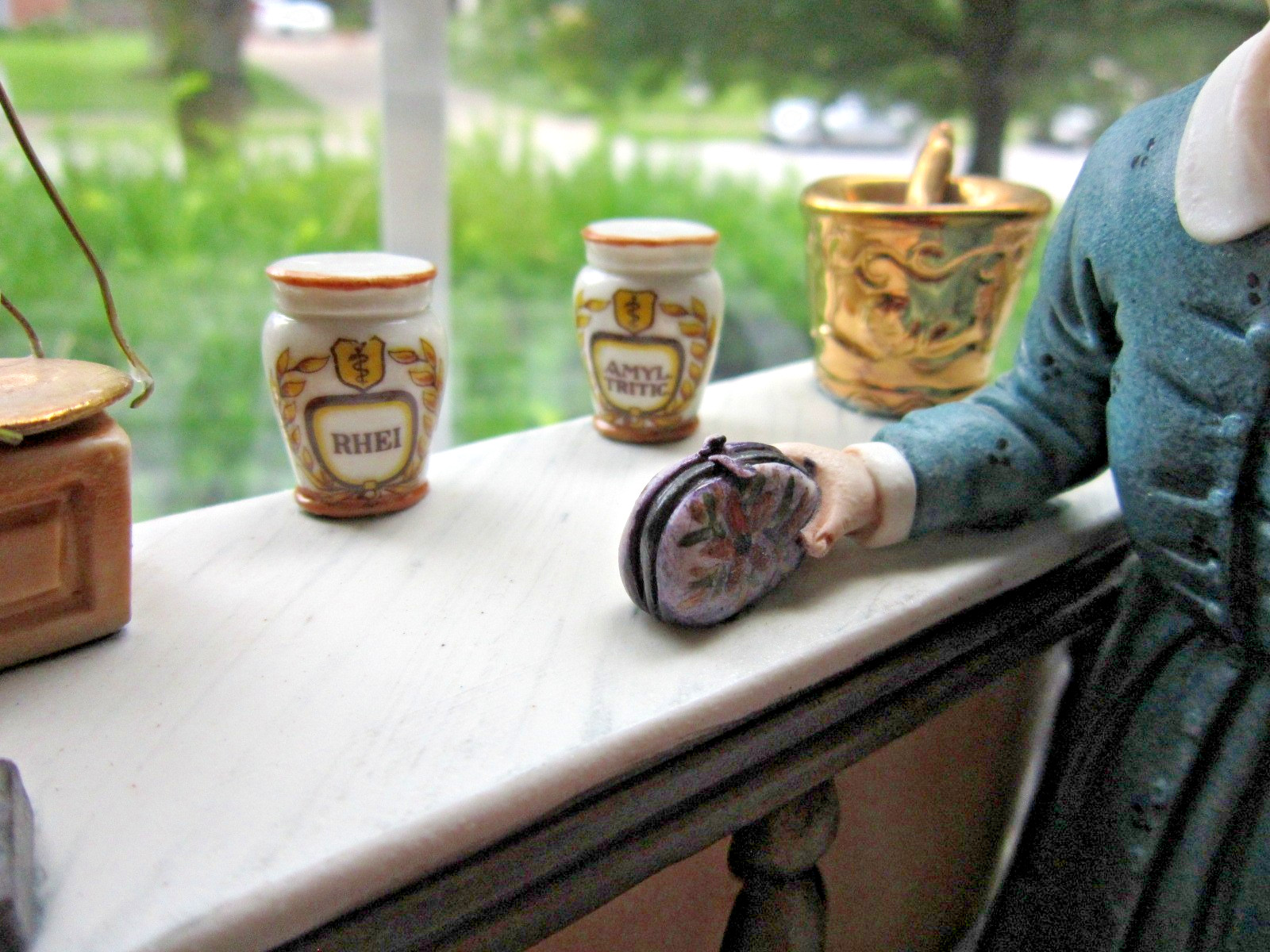 Capodimonte Apothecary Shop Pharmacist Pharmacy Display Gift Ceramic Statue