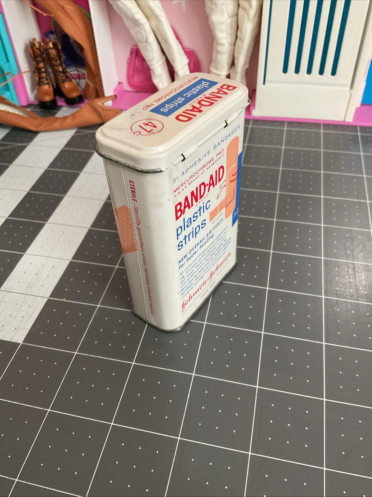 Vintage Band-Aid Plastic Strips Metal Tin Johnson & Johnson 47c Code 5615 USA