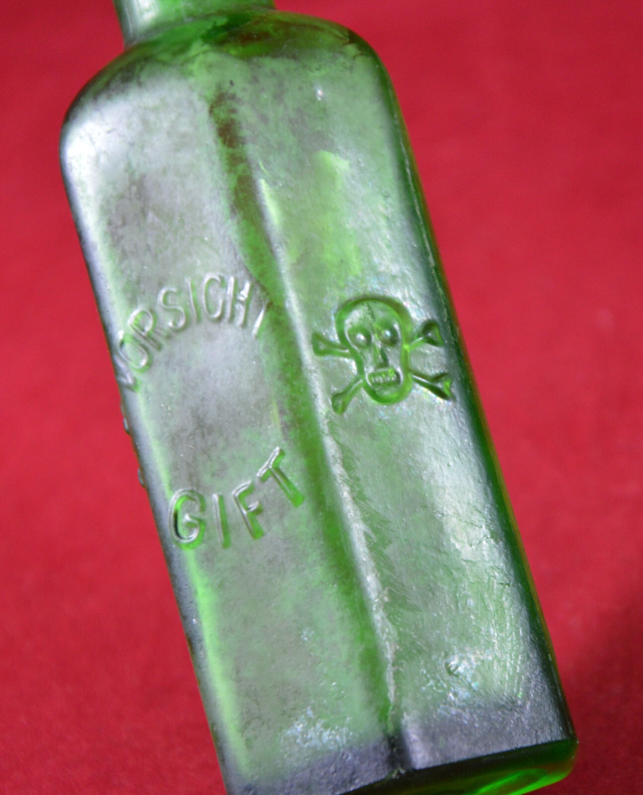 ANTIQUE OLD POISON GERMAN BOTTLE GREEN GLASS DEATH HEAD SKULL CROSSBONES Rare