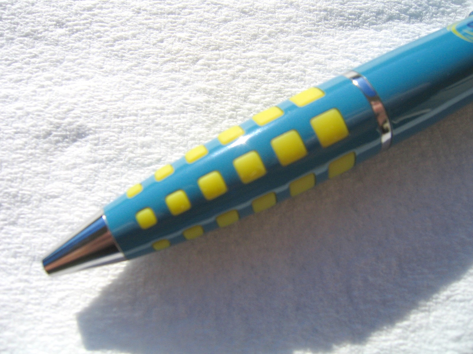 Drug Rep Pens Zmax Heavy Metal Blue and Yellow Bumpy Grip Attractive