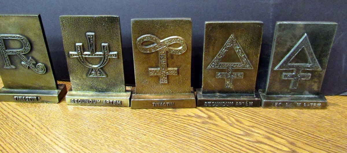 7 VINTAGE SCHERING BRASS APOTHECARY PHARMACY PLAQUES SECUNDUM ARTEM (EZS001172)