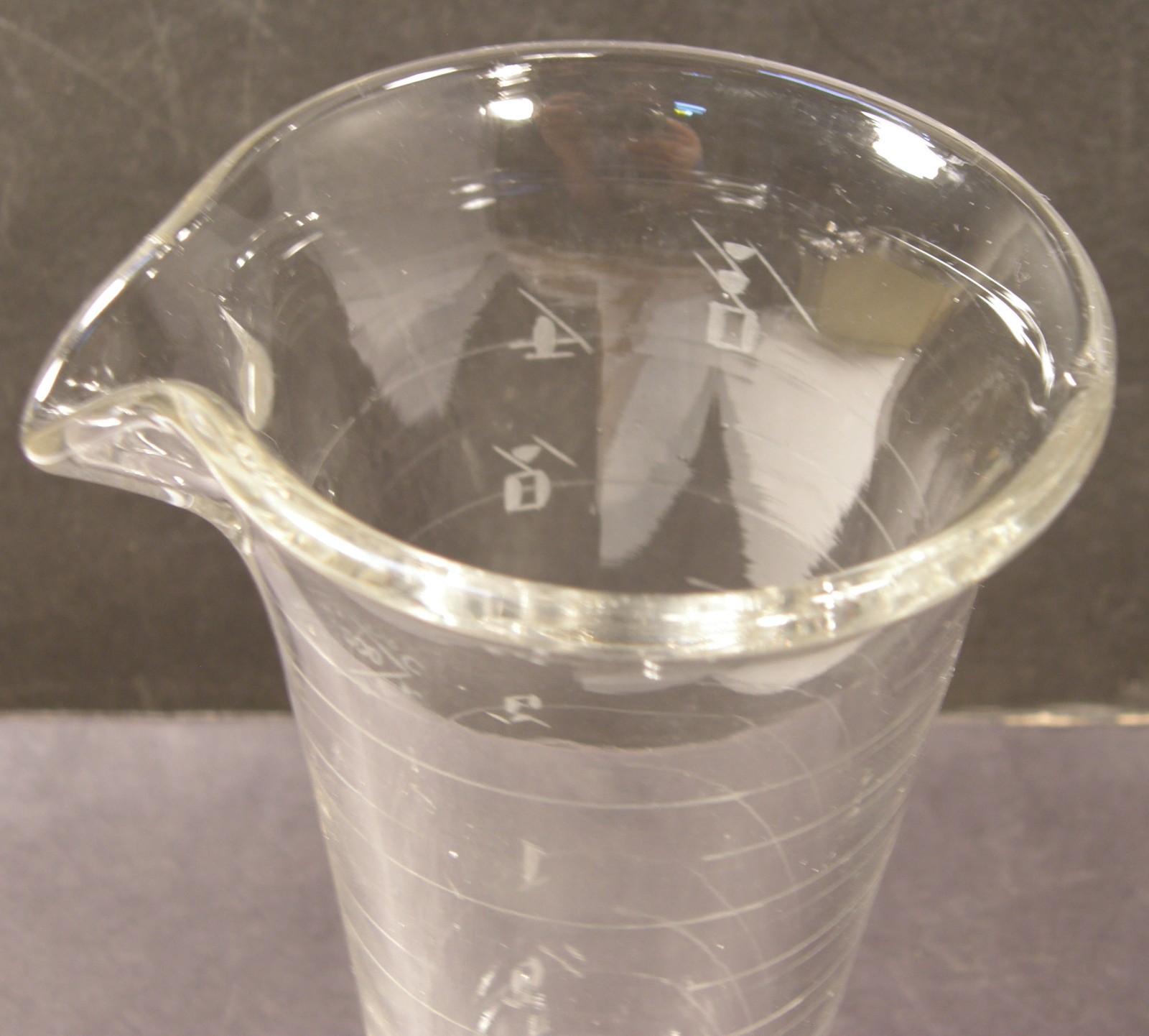 VINTAGE GLASCO CLEAR GLASS ETCHED FOOTED MEASURING POURING BEAKER APOTHECARY LAB
