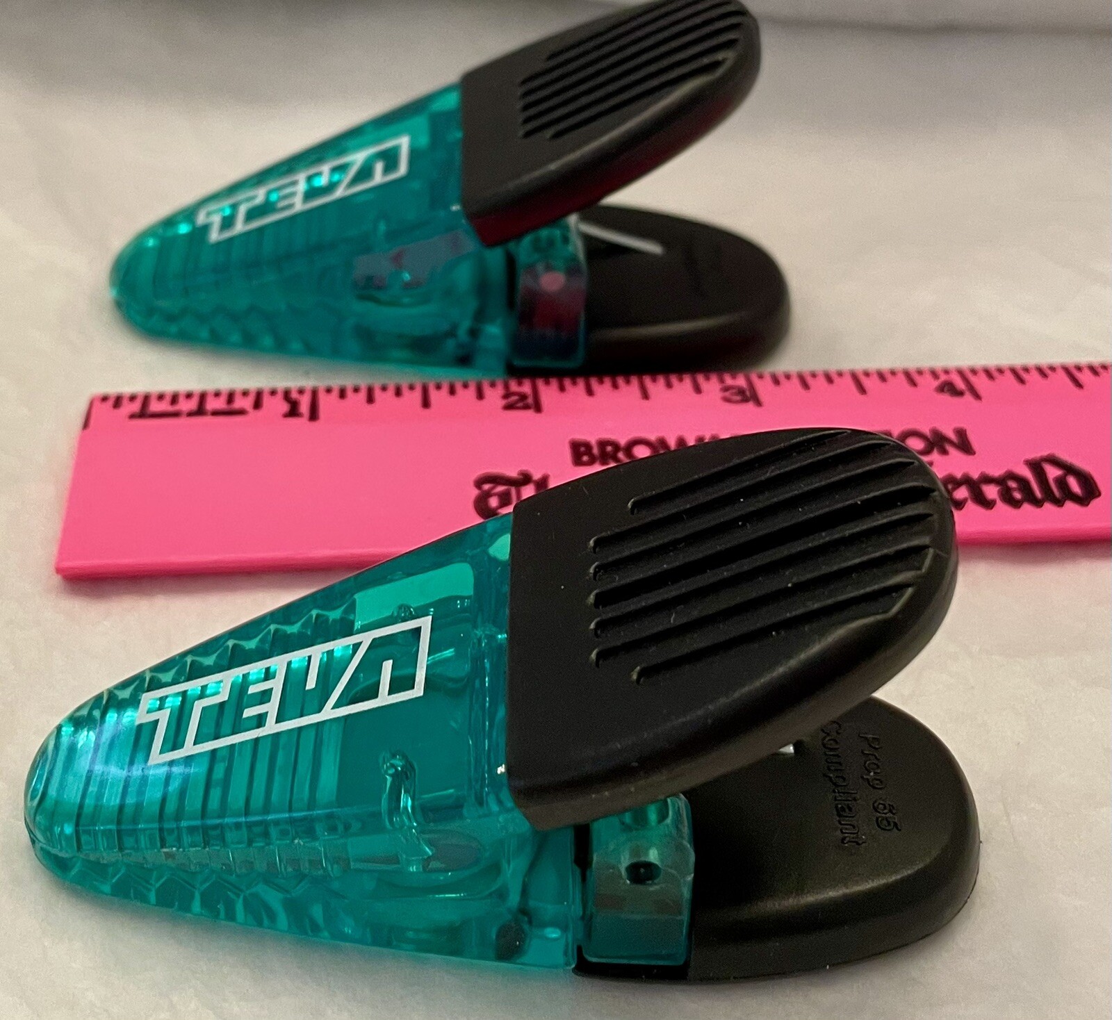 VTG LOT OF 2 TEVA GREEN CLIP MAGNETS MEDICAL PHARMA LOGO ADVERTISING NEW NOS