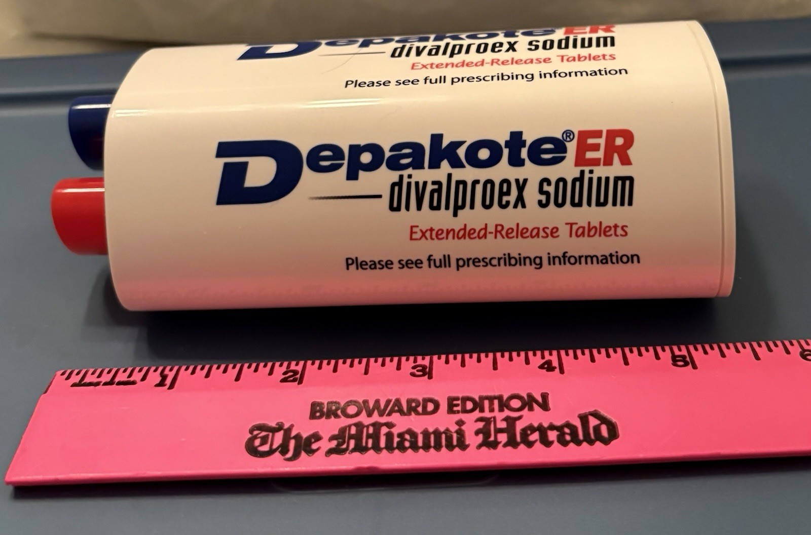 VTG DEPAKOTE ER PAPERWEIGHT HOLDS # 2 MARKERS included PHARMA REP LOGO NEW