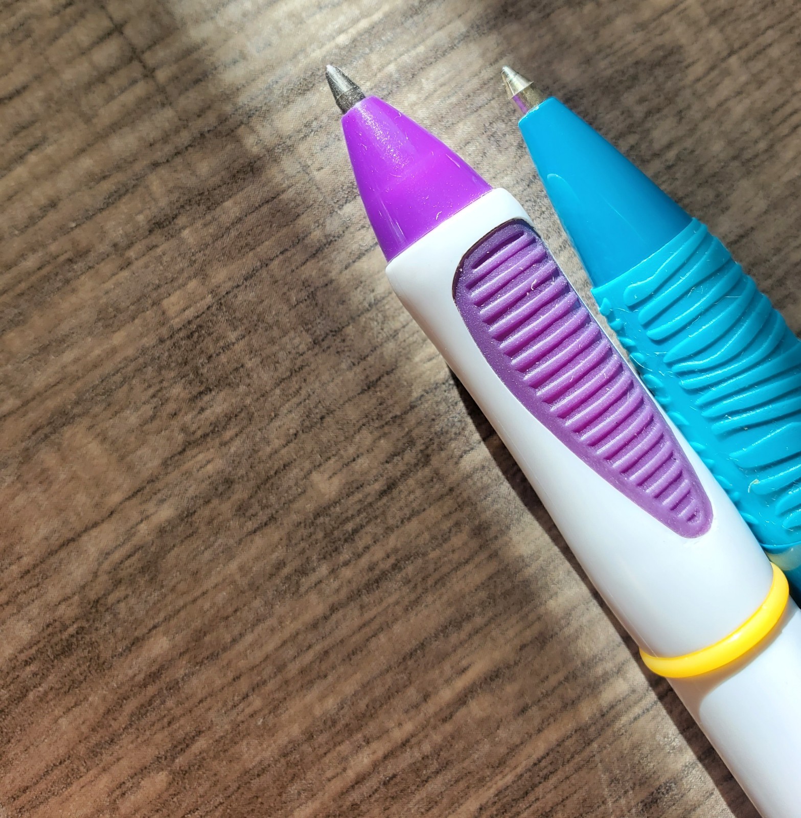 Set of 2 Drug Rep Pens – Lipitor – Pristiq – both discontinued- pharmaceutical