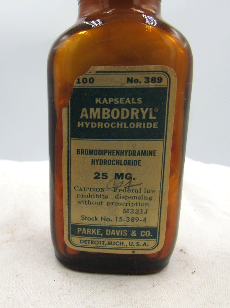 BW – 1950’s Parke, Davis & CO Ambrodryl Detroit Mich 3 7/8 ” Medicine bottle
