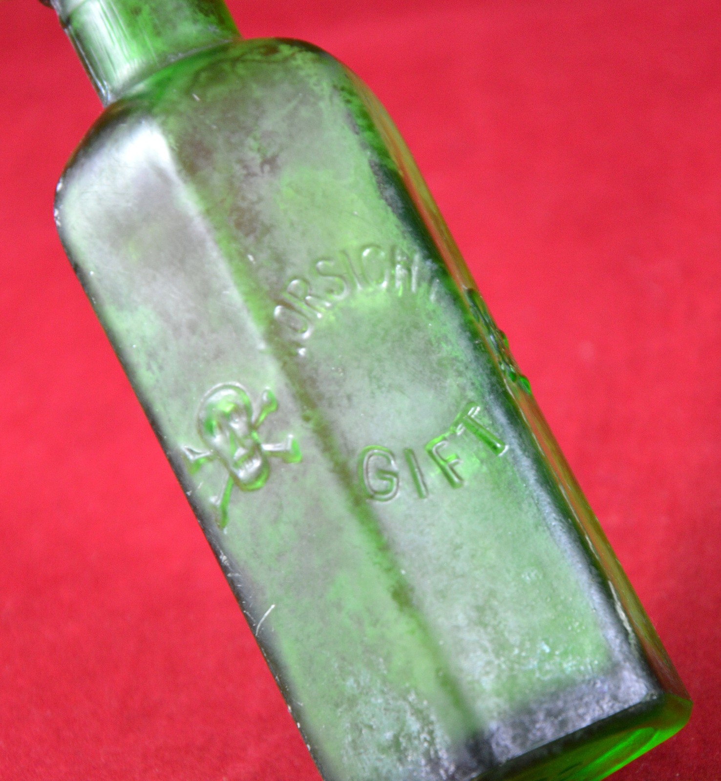 ANTIQUE OLD POISON GERMAN BOTTLE GREEN GLASS DEATH HEAD SKULL CROSSBONES Rare