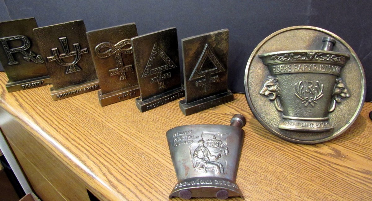 7 VINTAGE SCHERING BRASS APOTHECARY PHARMACY PLAQUES SECUNDUM ARTEM (EZS001172)
