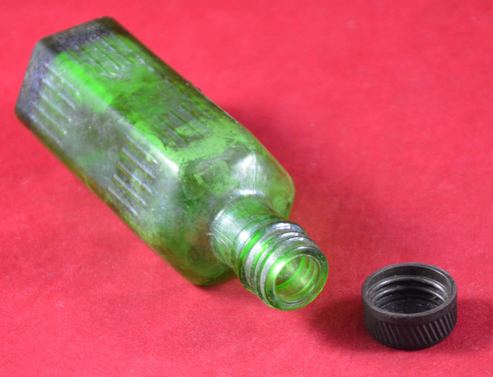 ANTIQUE OLD POISON GERMAN BOTTLE GREEN GLASS DEATH HEAD SKULL CROSSBONES Rare
