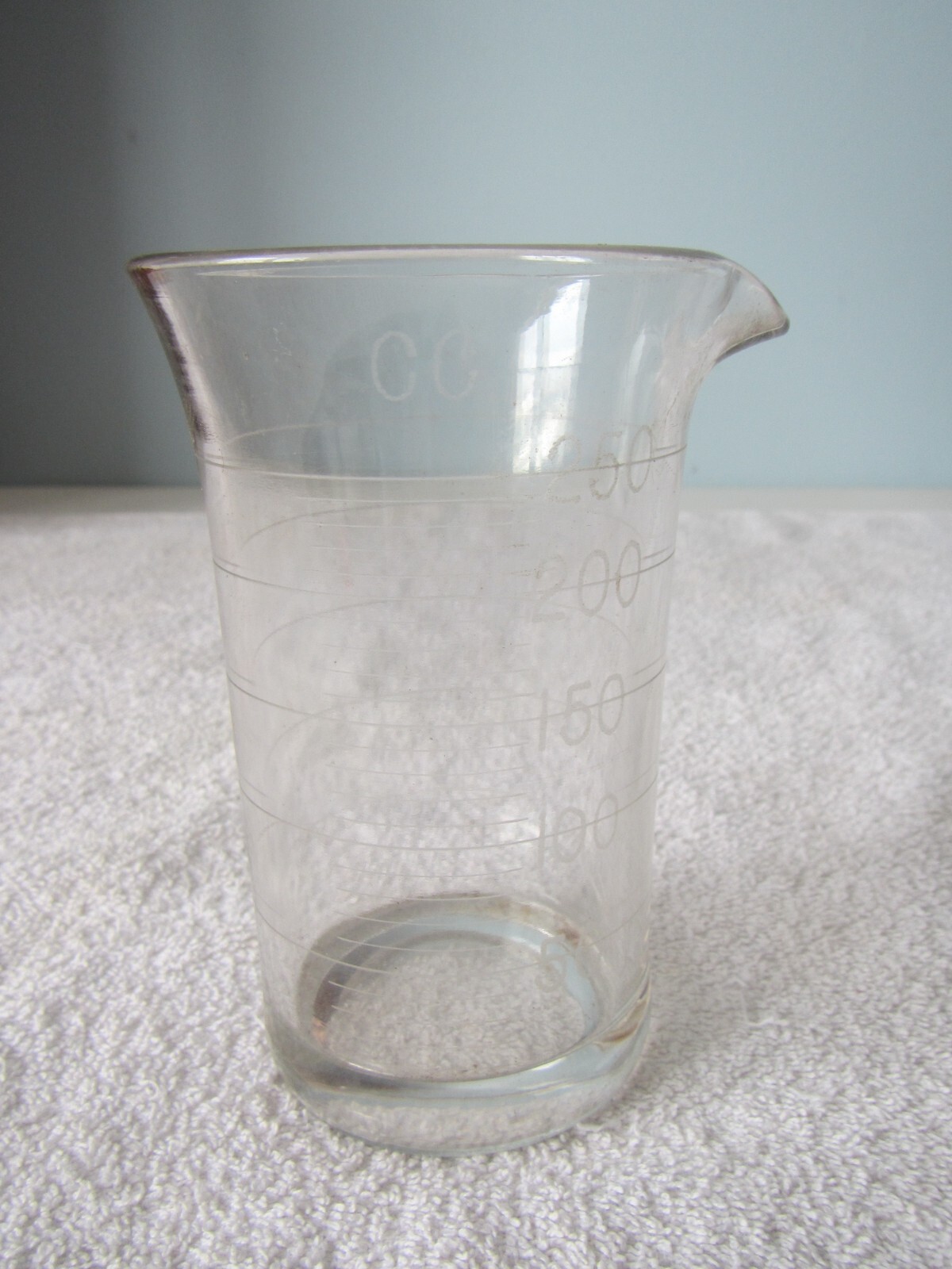 Vintage etched Glass Apothecary Measuring Cup Beaker w/ Spout 5″ 250 CC