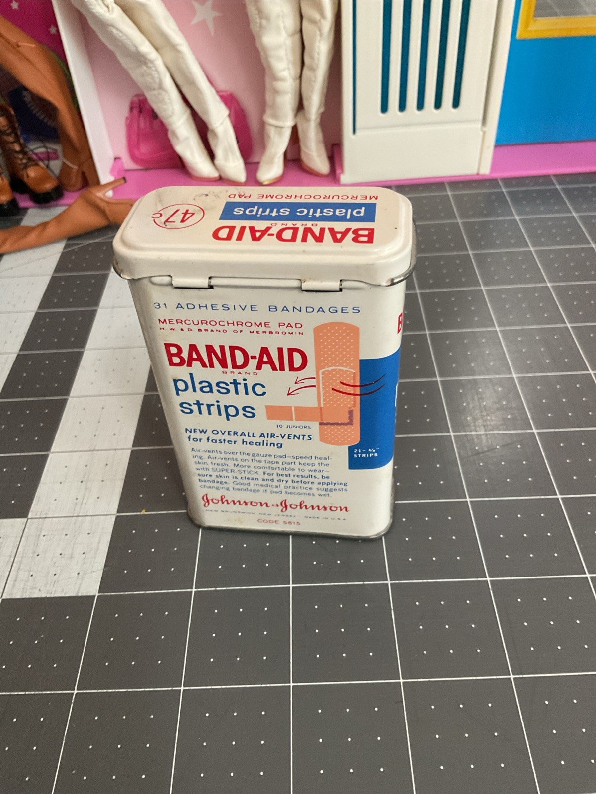 Vintage Band-Aid Plastic Strips Metal Tin Johnson & Johnson 47c Code 5615 USA