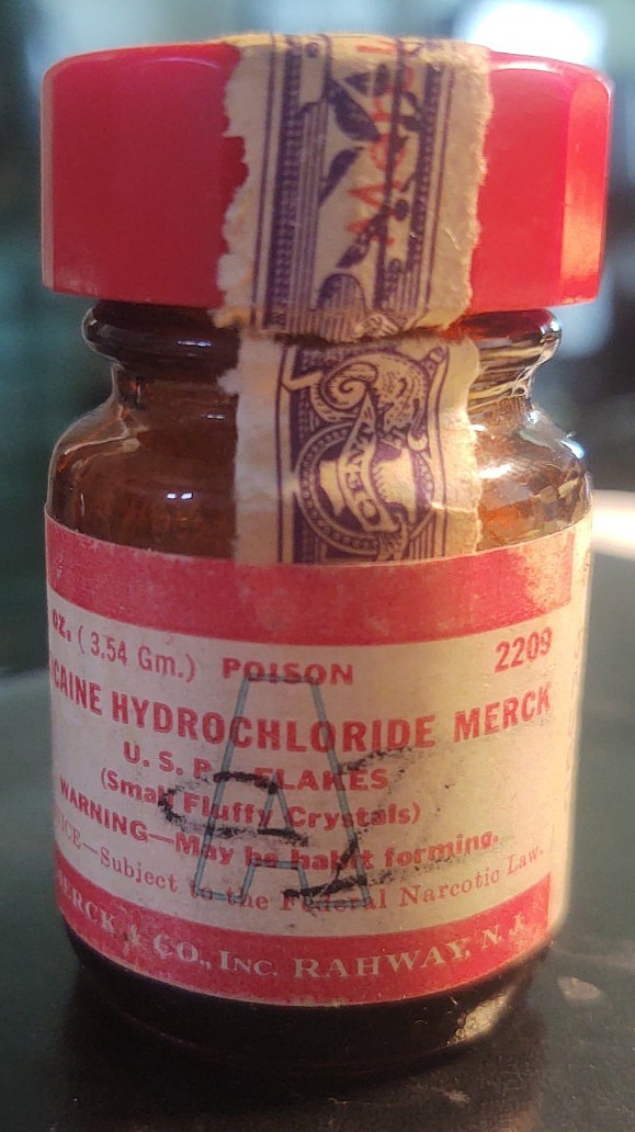 EMPTY ! RARE Merck Cocaine fluffy Flakes & Narcotic Tax stamp EMPTY BOTTLE
