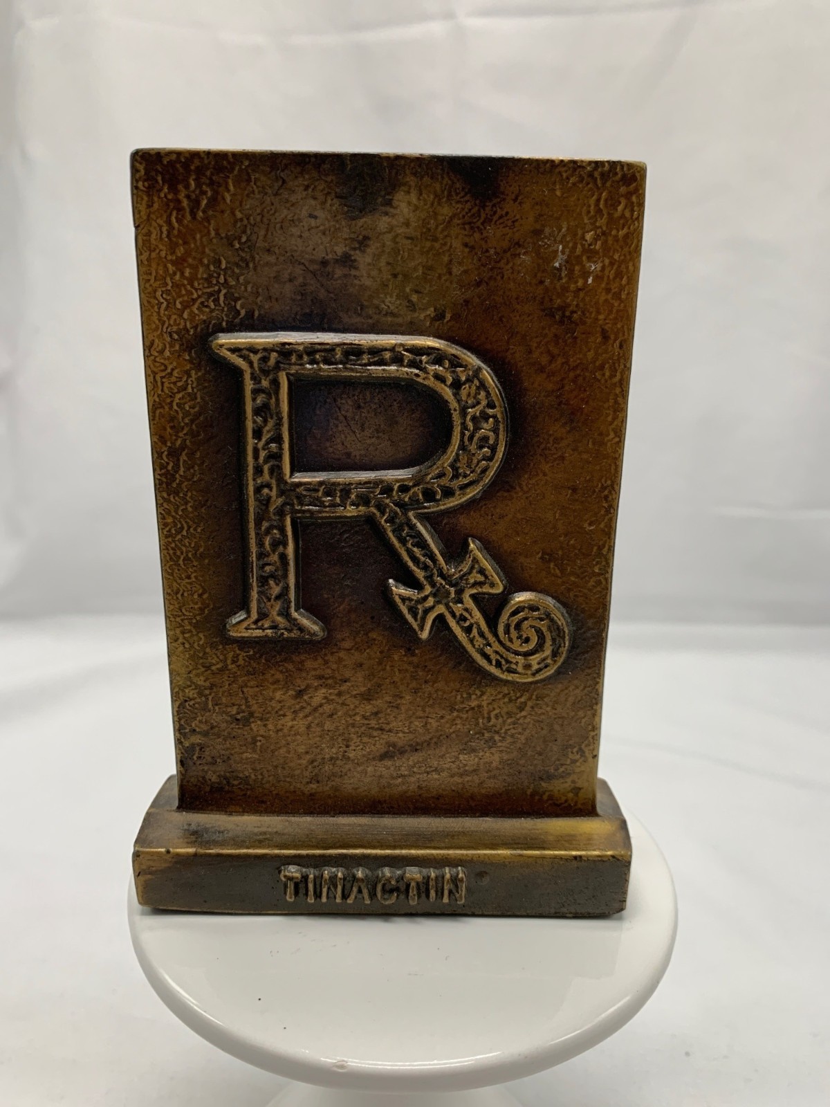 Brass Secundum Artem 1976 Plaque Paperweight With Decorative “R” Design